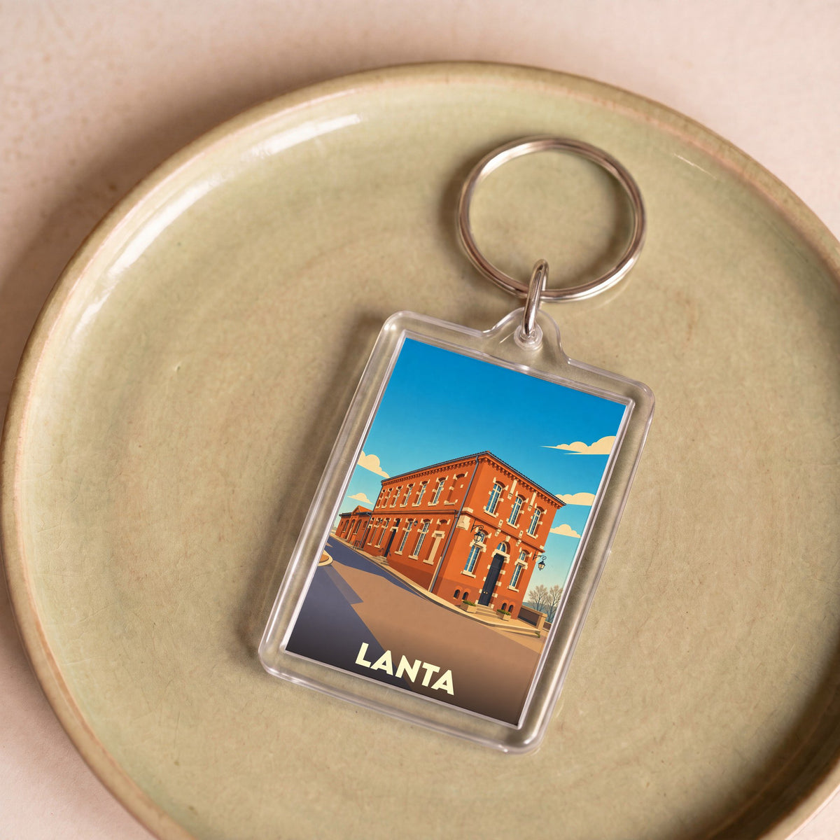 Porte-clés souvenir de la ville de Lanta avec une illustration stylisée.