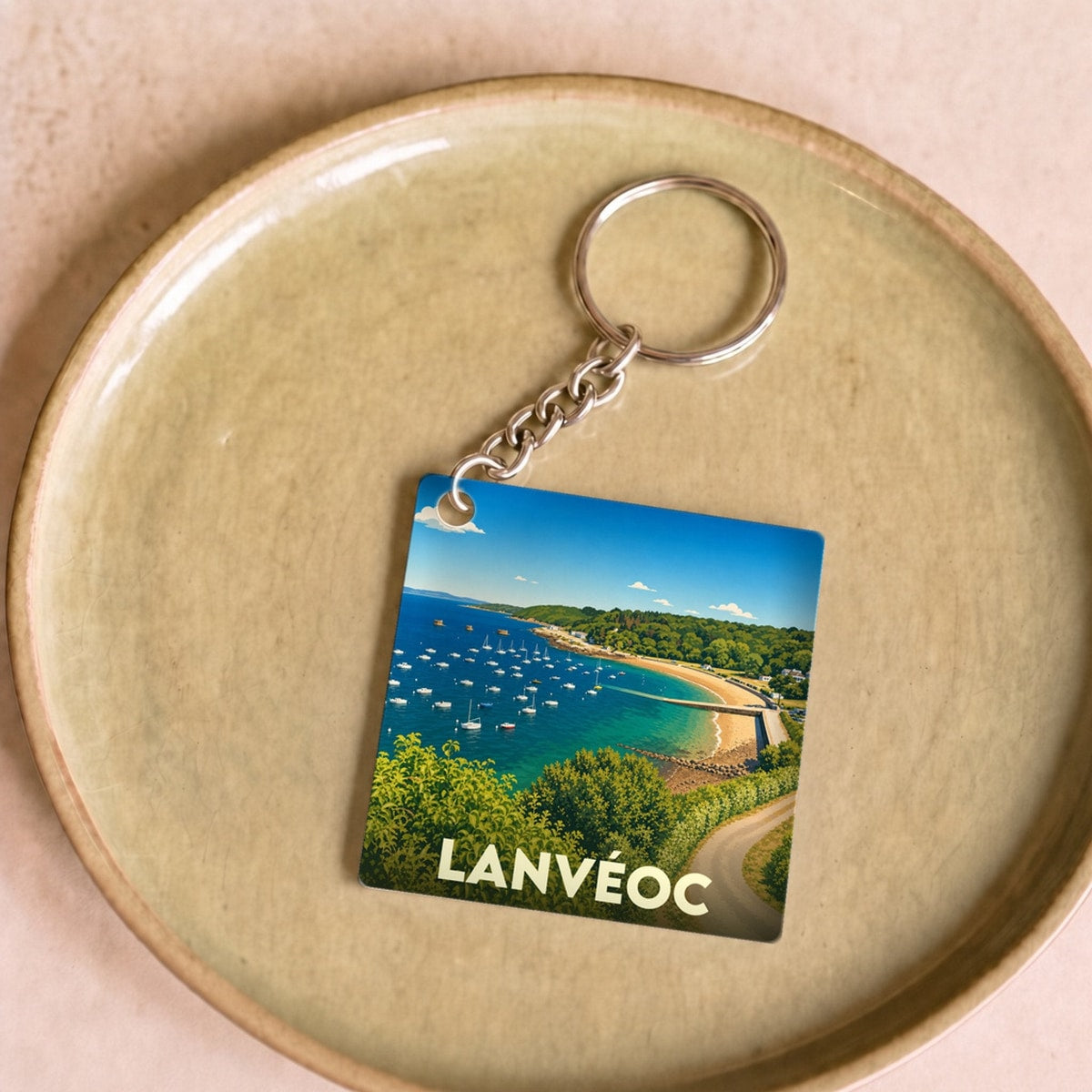 Porte-clés souvenir de la ville de Lanvéoc avec une illustration panoramique de sa côte.