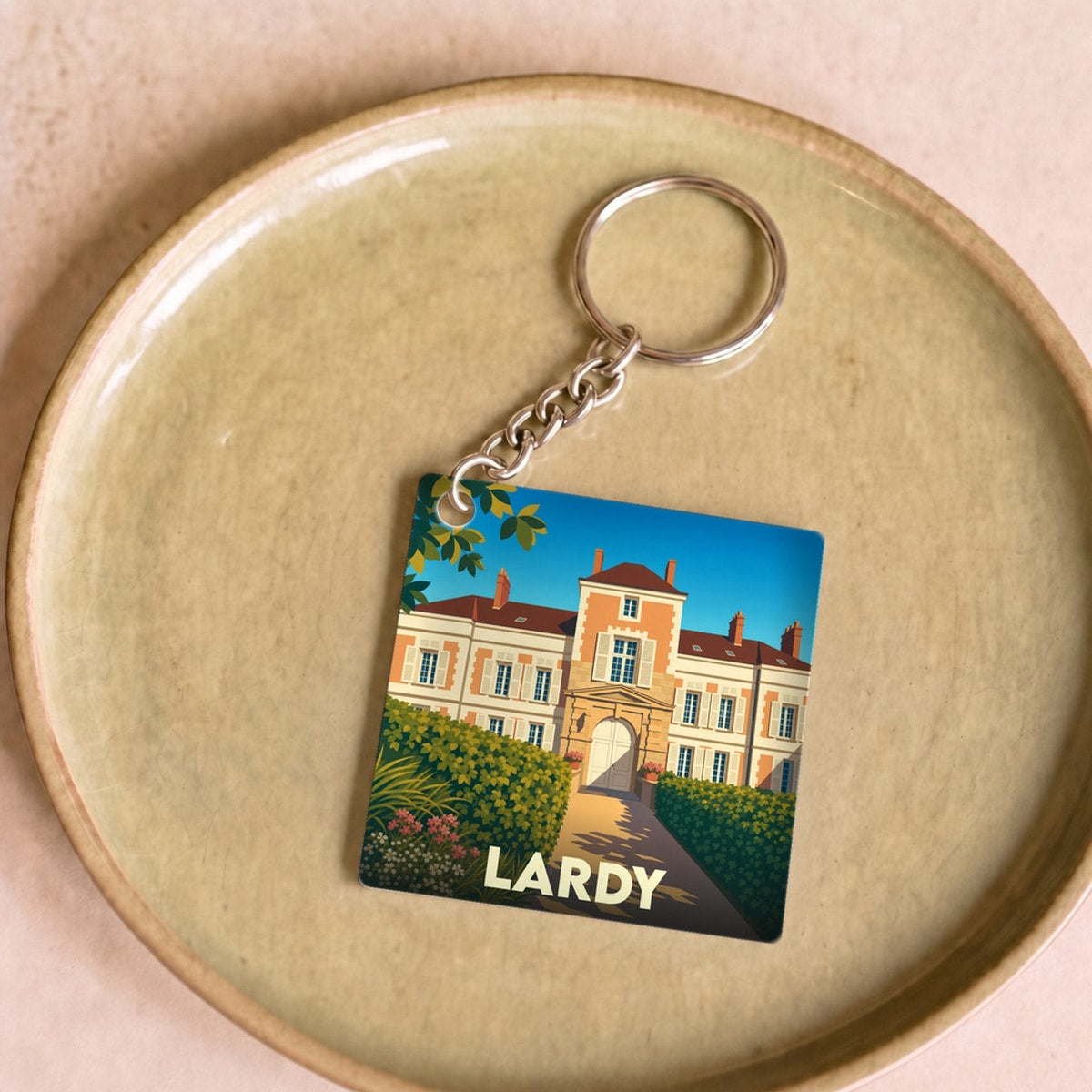 Porte-clés souvenir de la ville de Lardy avec une illustration stylisée de son château.