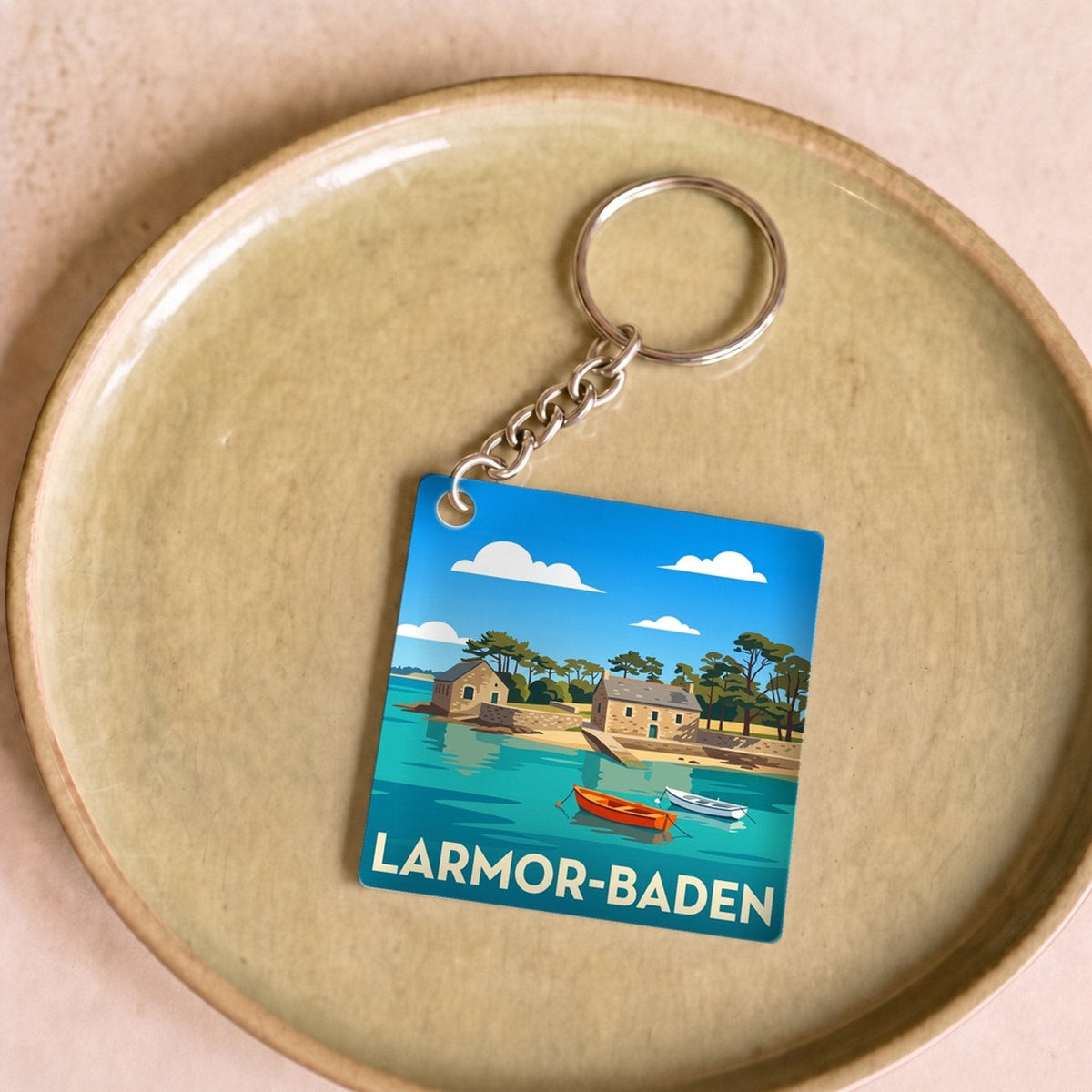 Porte-clés souvenir de la ville de Larmor-Baden avec une illustration stylisée.