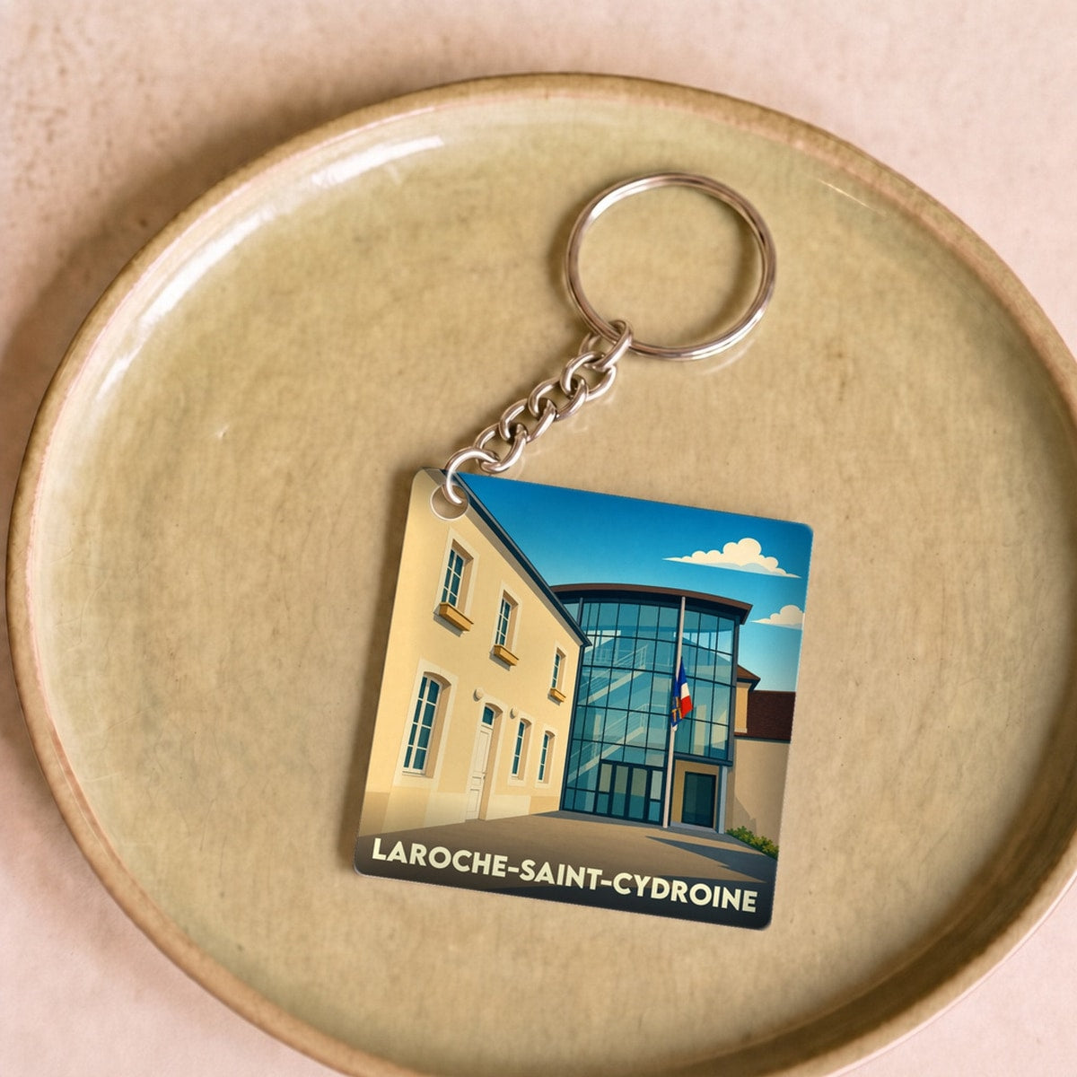 Porte-clés souvenir de la ville de Laroche-Saint-Cydroine avec une illustration stylisée de sa mairie.