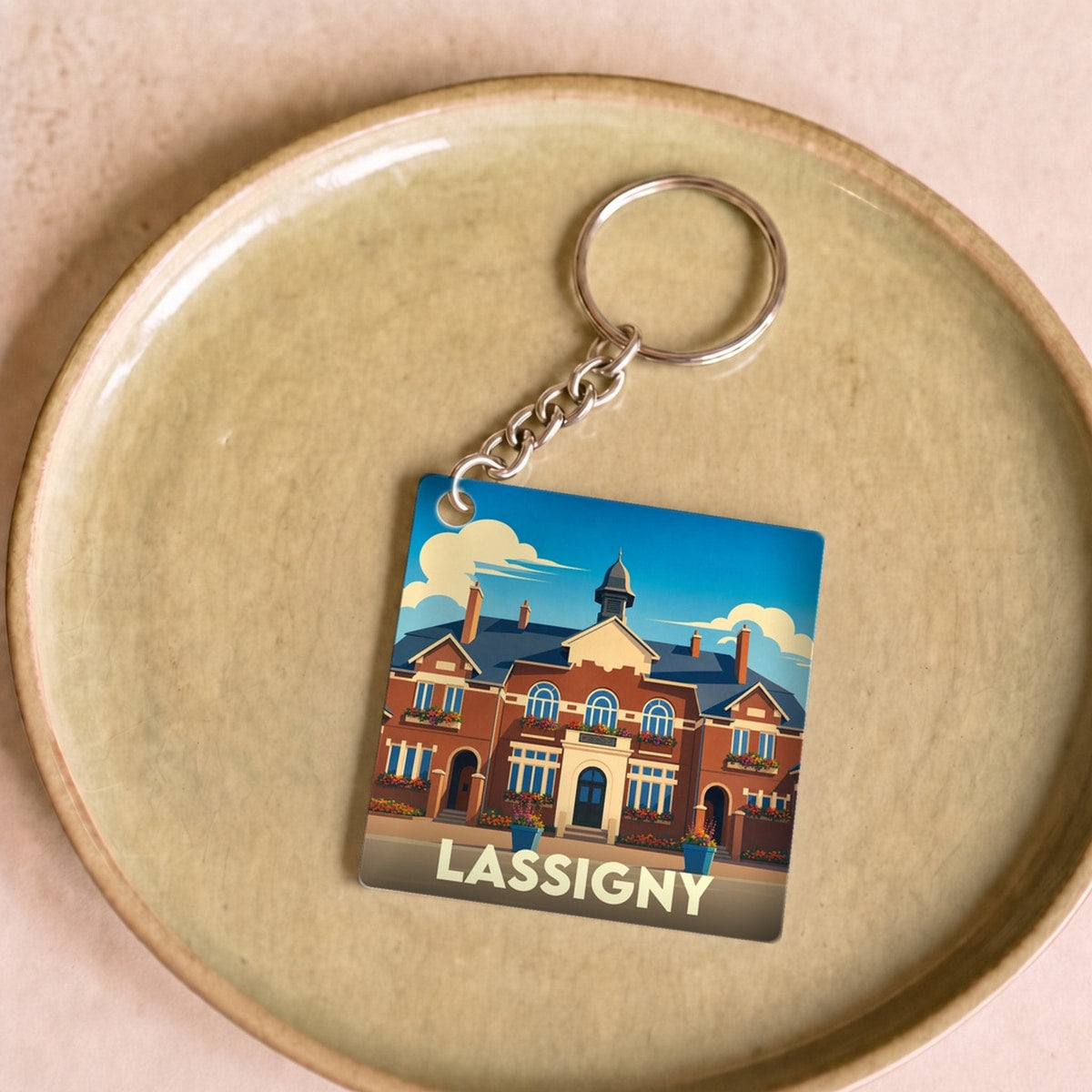 Porte-clés souvenir de la ville de Lassigny avec une illustration stylisée.