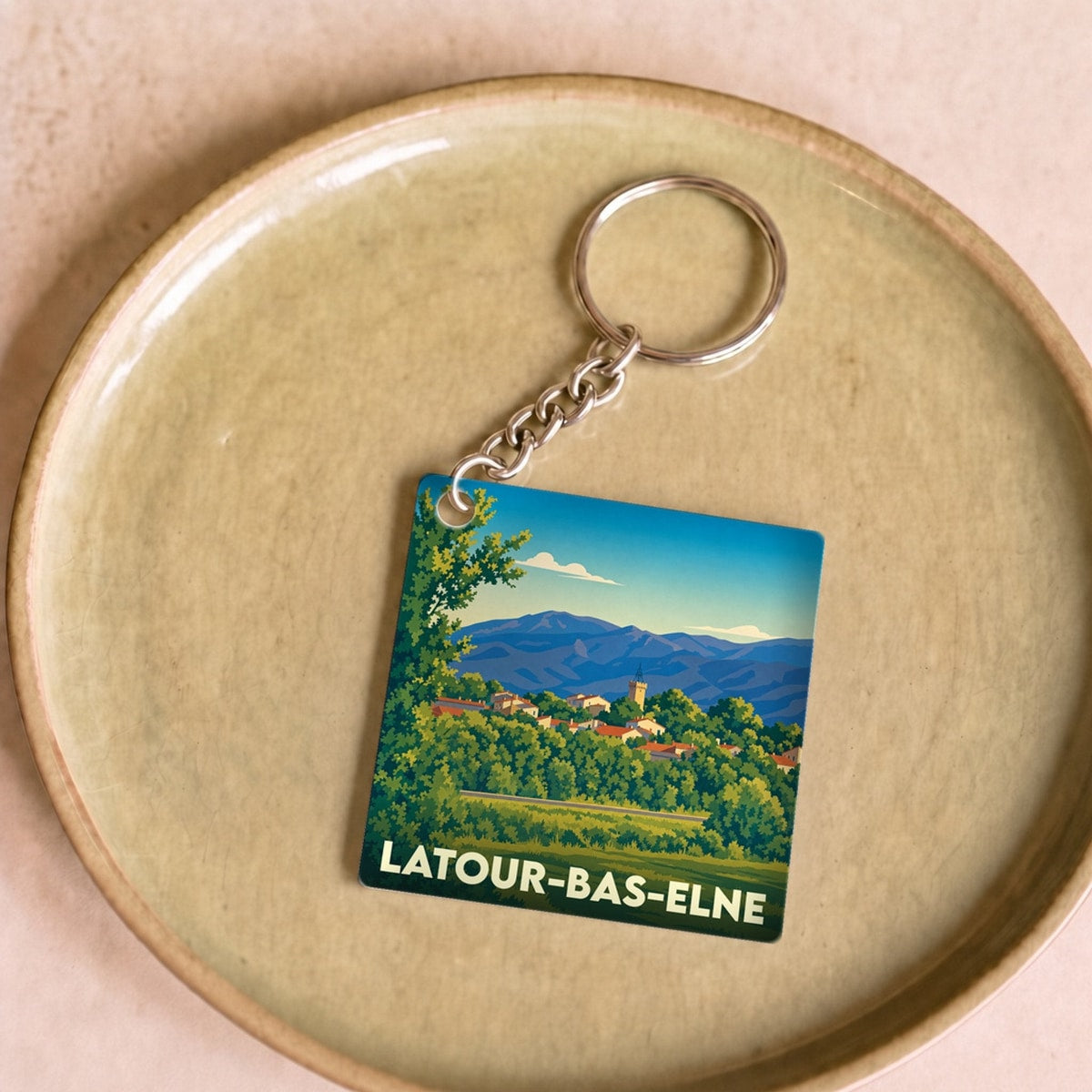 Porte-clés souvenir de la ville de Latour-Bas-Elne avec une illustration stylisée.