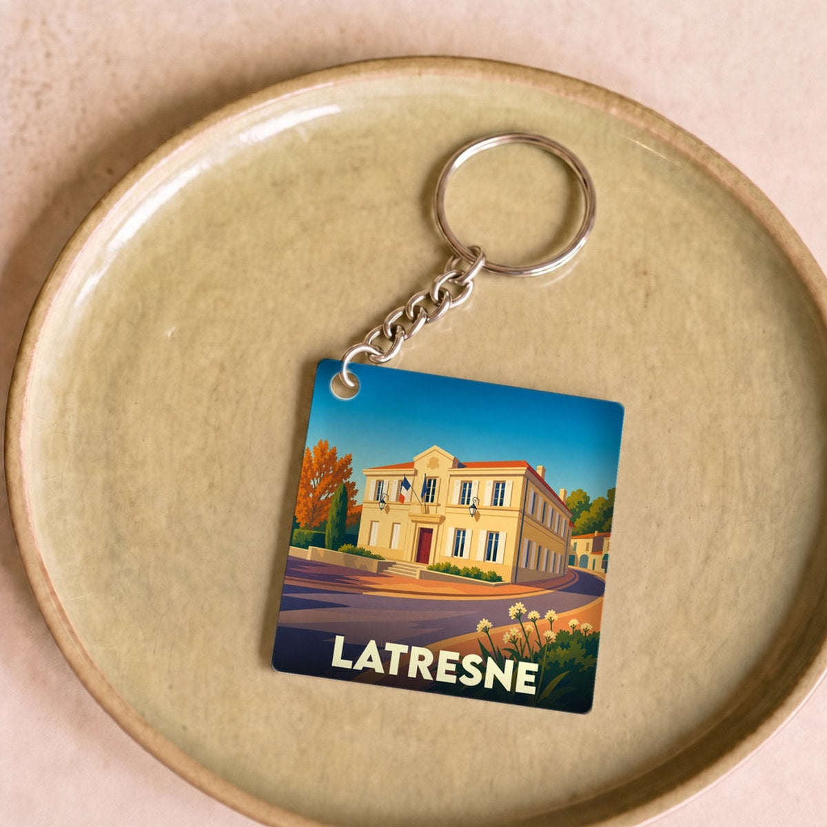 Porte-clés souvenir de la ville de Latresne avec une illustration stylisée de sa mairie.