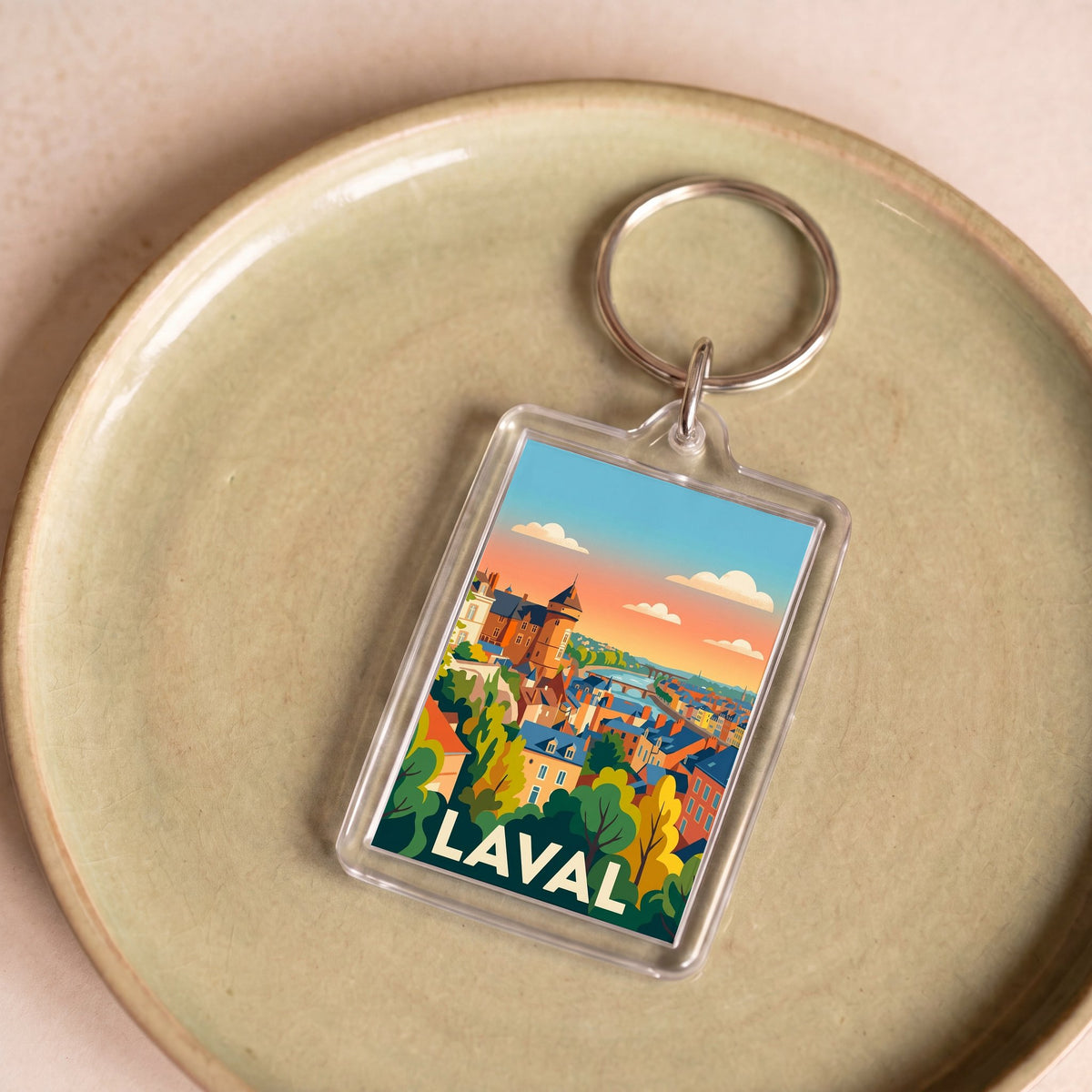 Porte-clés souvenir de la ville de Laval avec une illustration stylisée du paysage urbain.