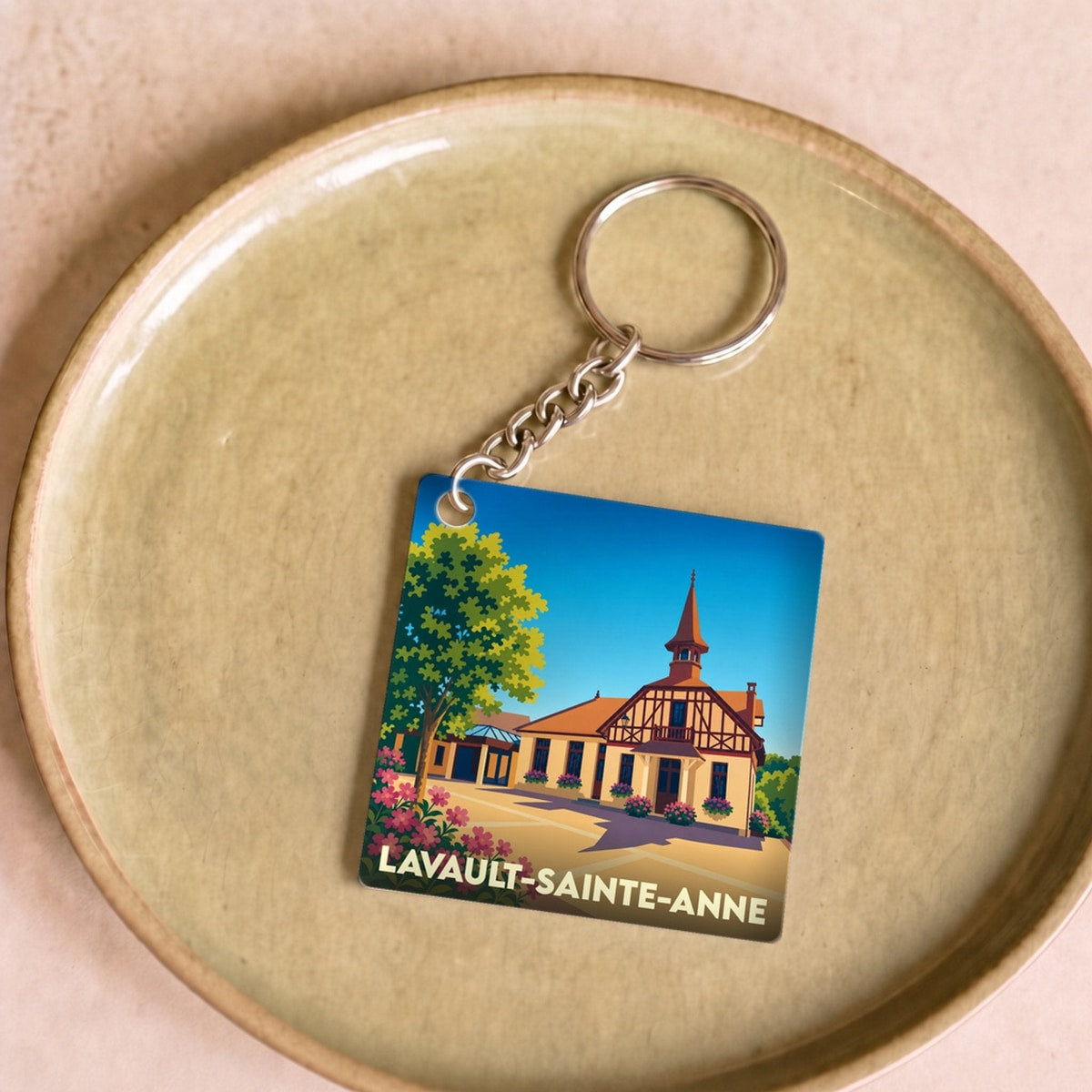 Porte-clés souvenir de la ville de Lavault-Sainte-Anne avec une illustration stylisée.