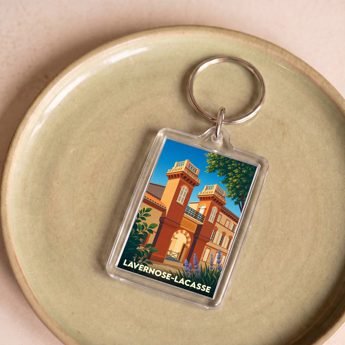 Porte-clés souvenir de la ville de Lavernose-Lacasse avec une illustration stylisée.