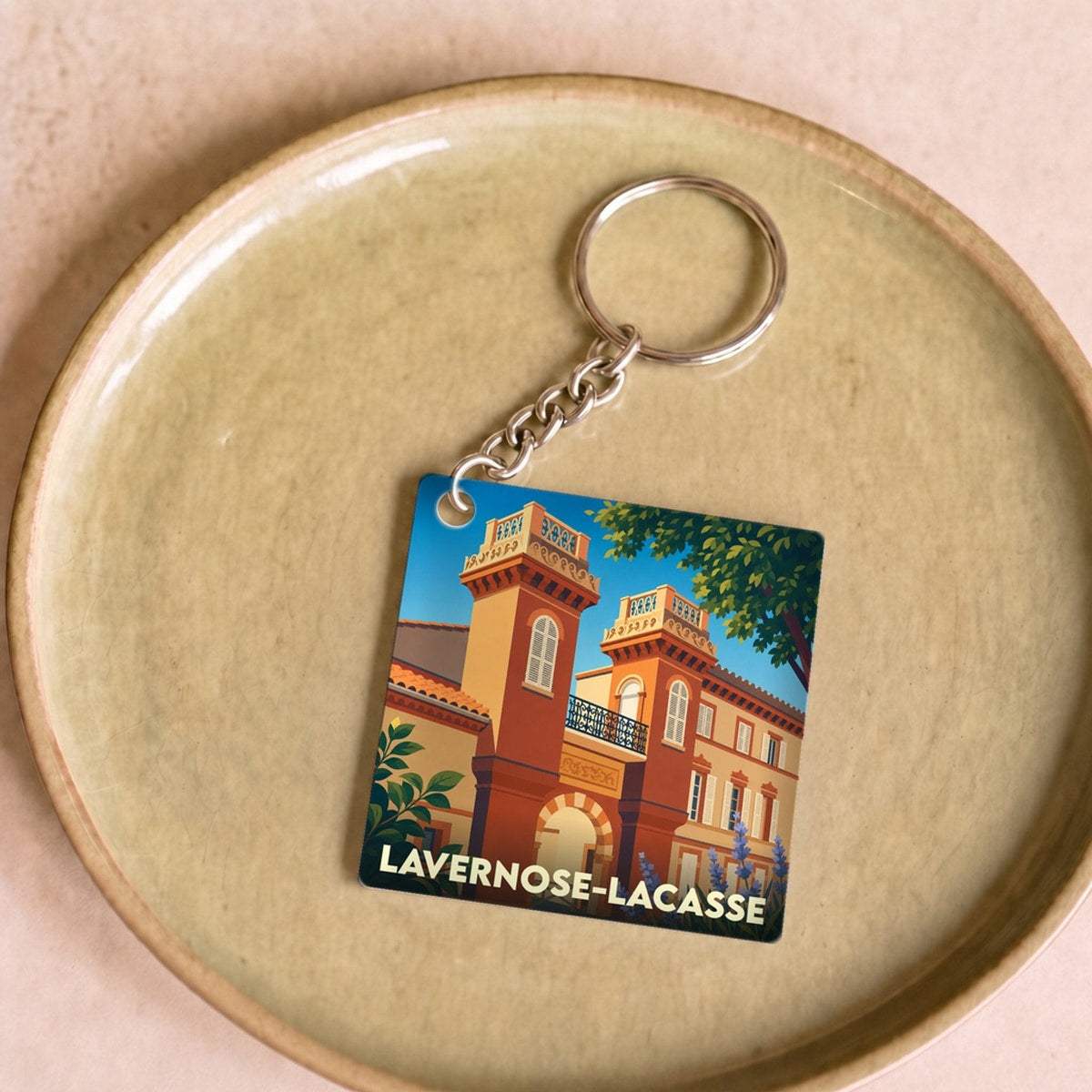 Porte-clés souvenir de la ville de Lavernose-Lacasse avec une illustration stylisée.