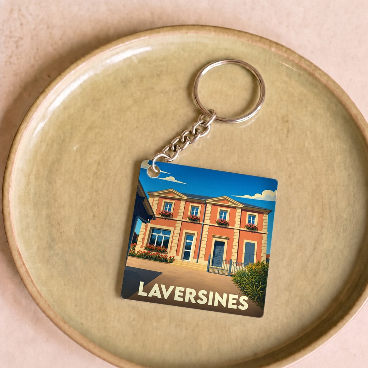 Porte-clés souvenir de la ville de Laversines avec une illustration stylisée de sa mairie.
