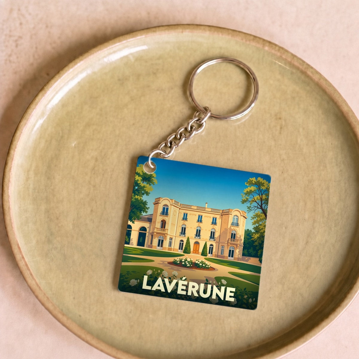 Porte-clés souvenir de la ville de Lavérune avec une illustration stylisée de son château.