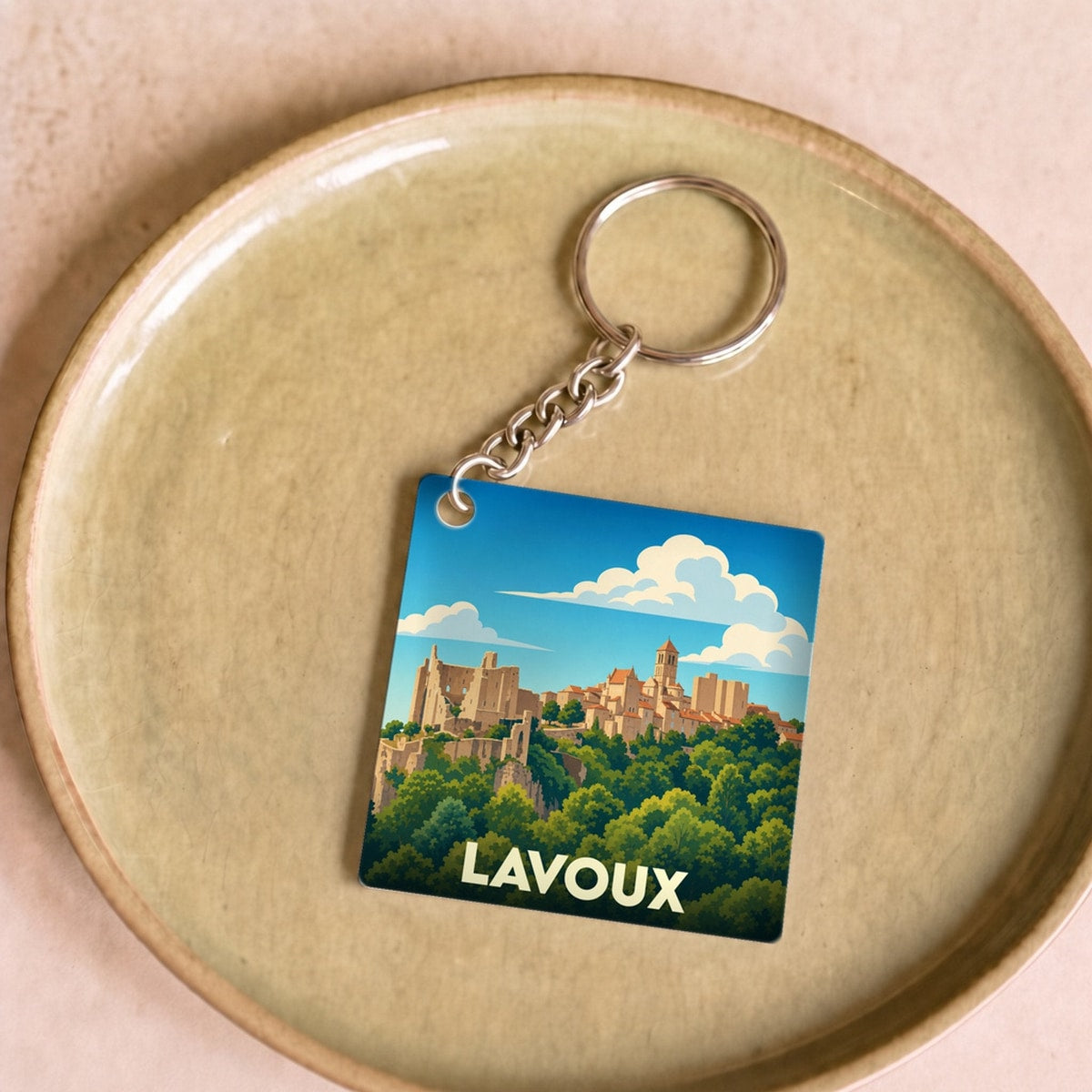 Porte-clés souvenir de la ville de Lavoux avec une illustration stylisée.