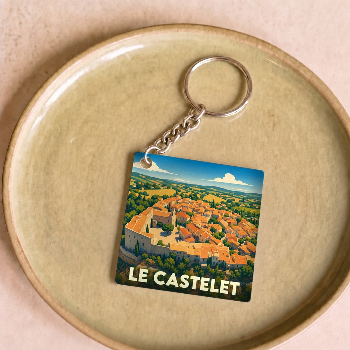 Porte-clés souvenir de la ville du Castelet avec une illustration stylisée.