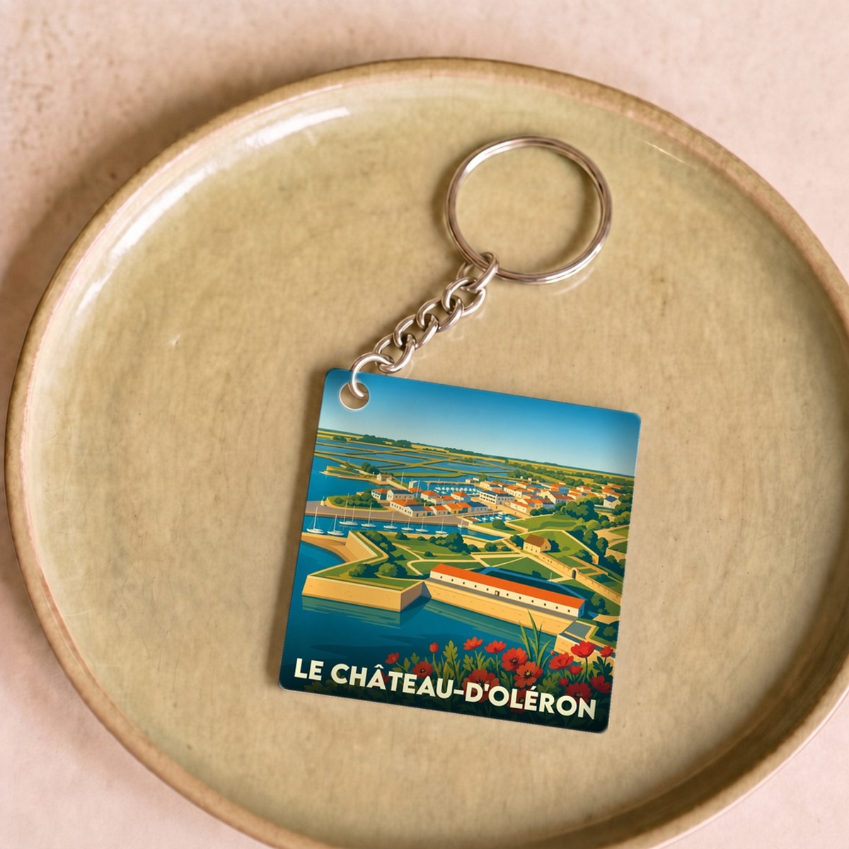 Porte-clés souvenir de la ville de Le Château-d'Oléron avec une illustration stylisée.