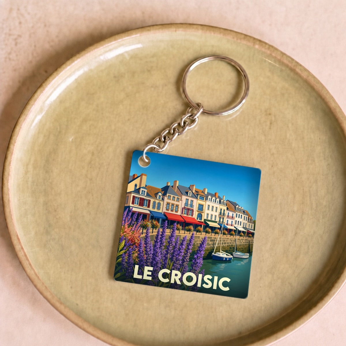 Porte-clés souvenir de la ville de Le Croisic avec une illustration stylisée du port et de ses façades colorées.