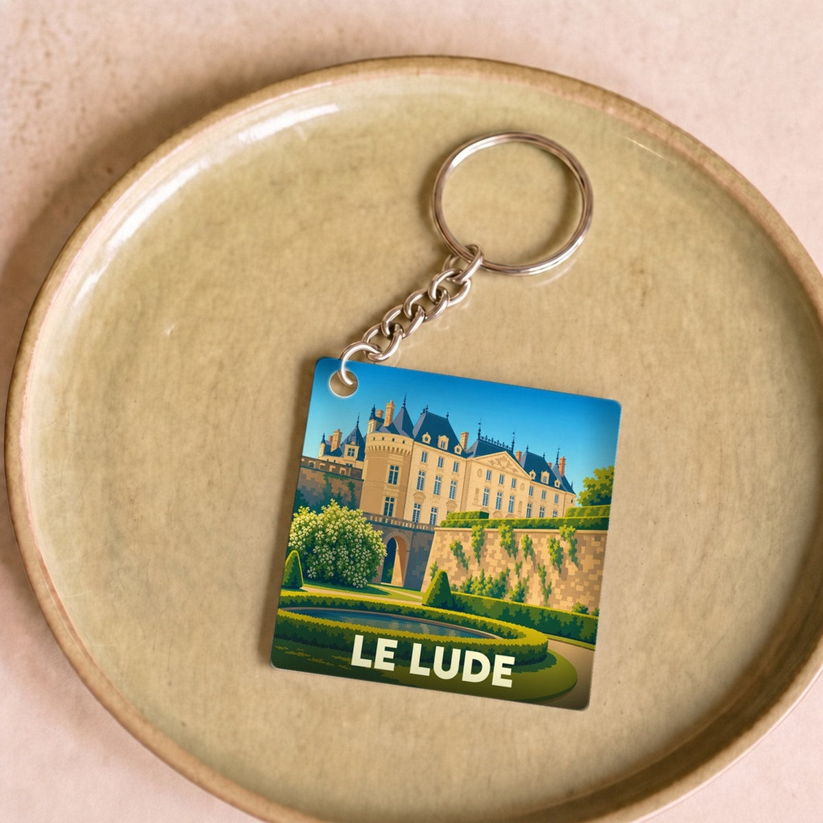 Porte-clés souvenir de la ville de Le Lude avec une illustration stylisée de son château.