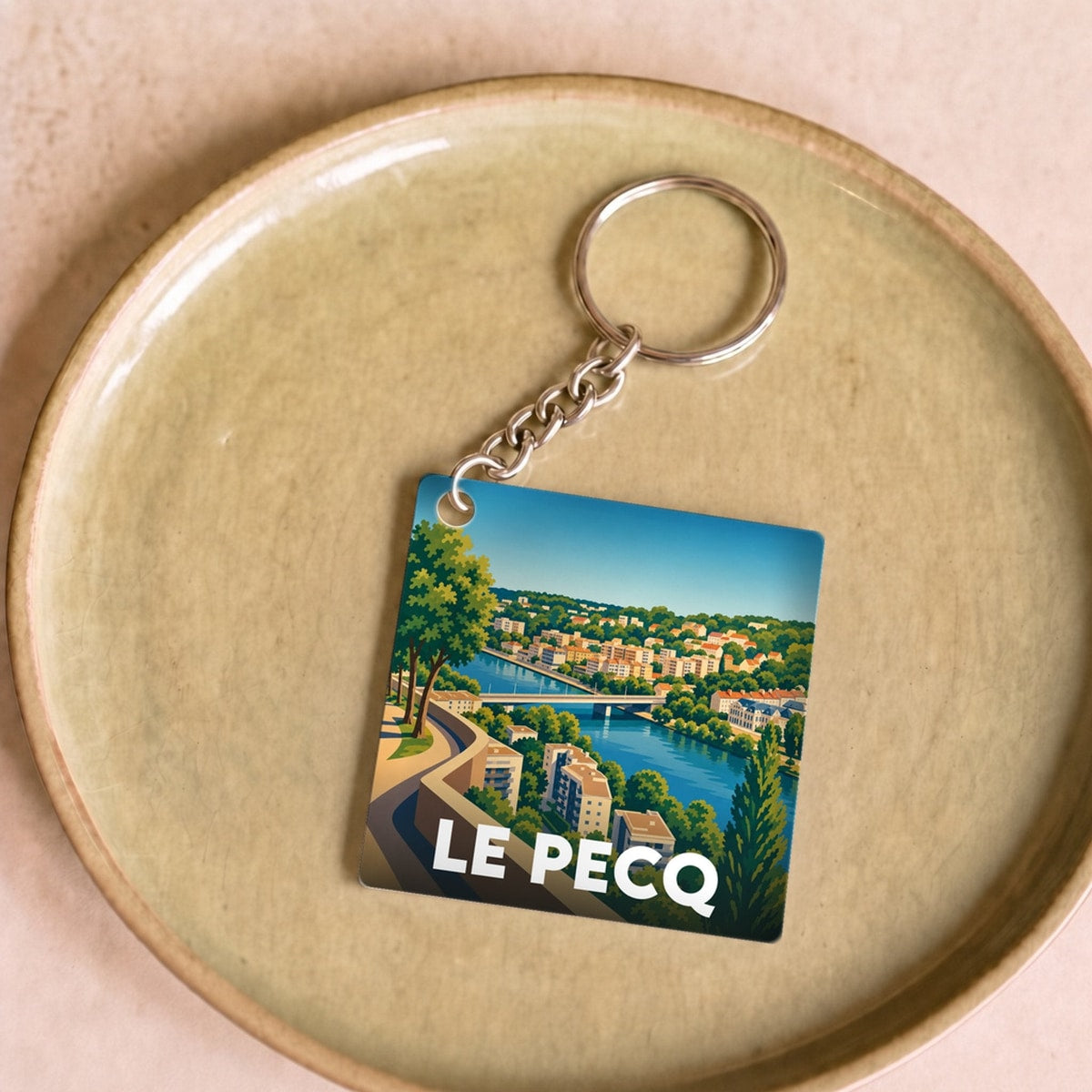 Porte-clés souvenir de la ville de Le Pecq avec une illustration stylisée.