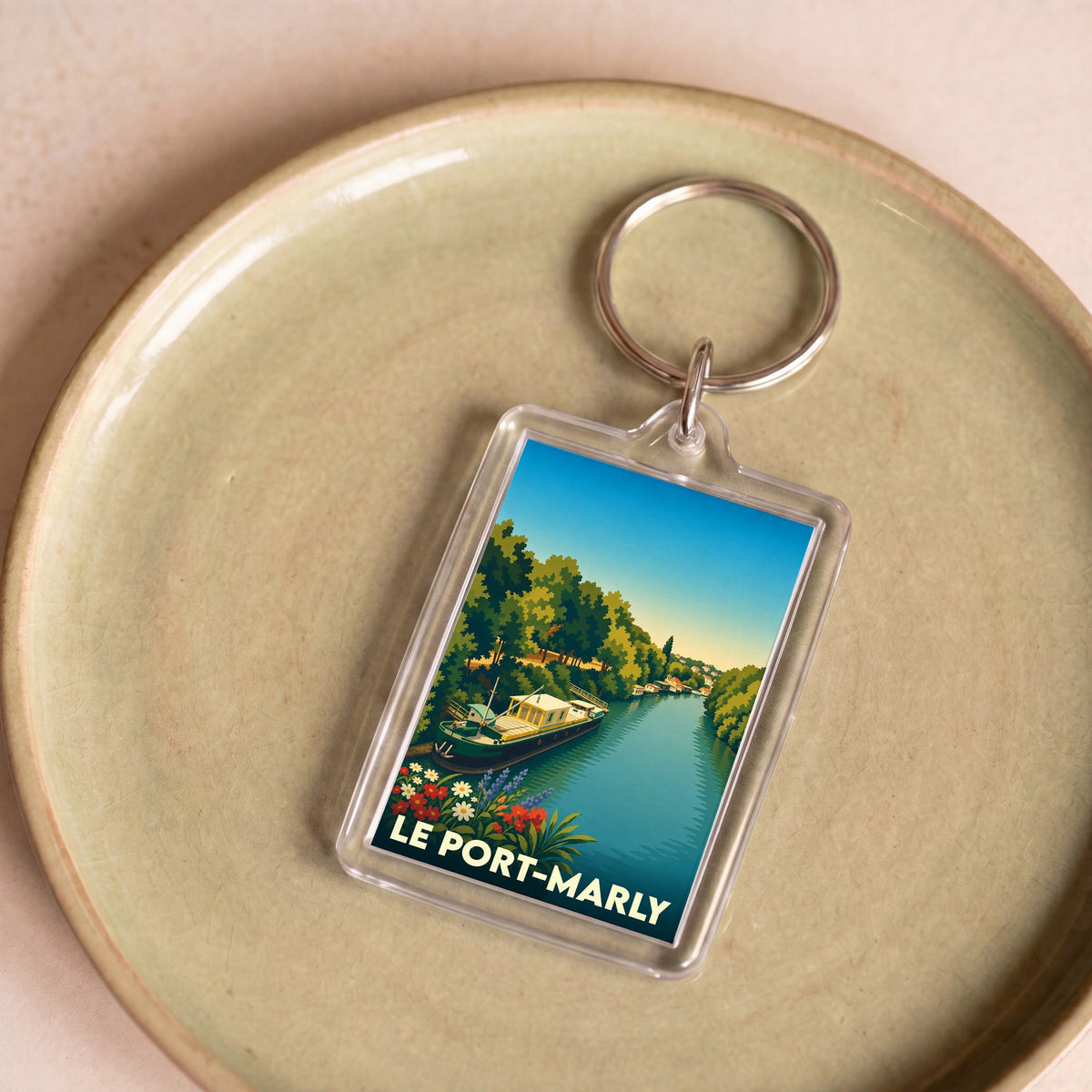 Porte-clés souvenir de la ville de Le Port-Marly avec une illustration stylisée d'une péniche sur la Seine.