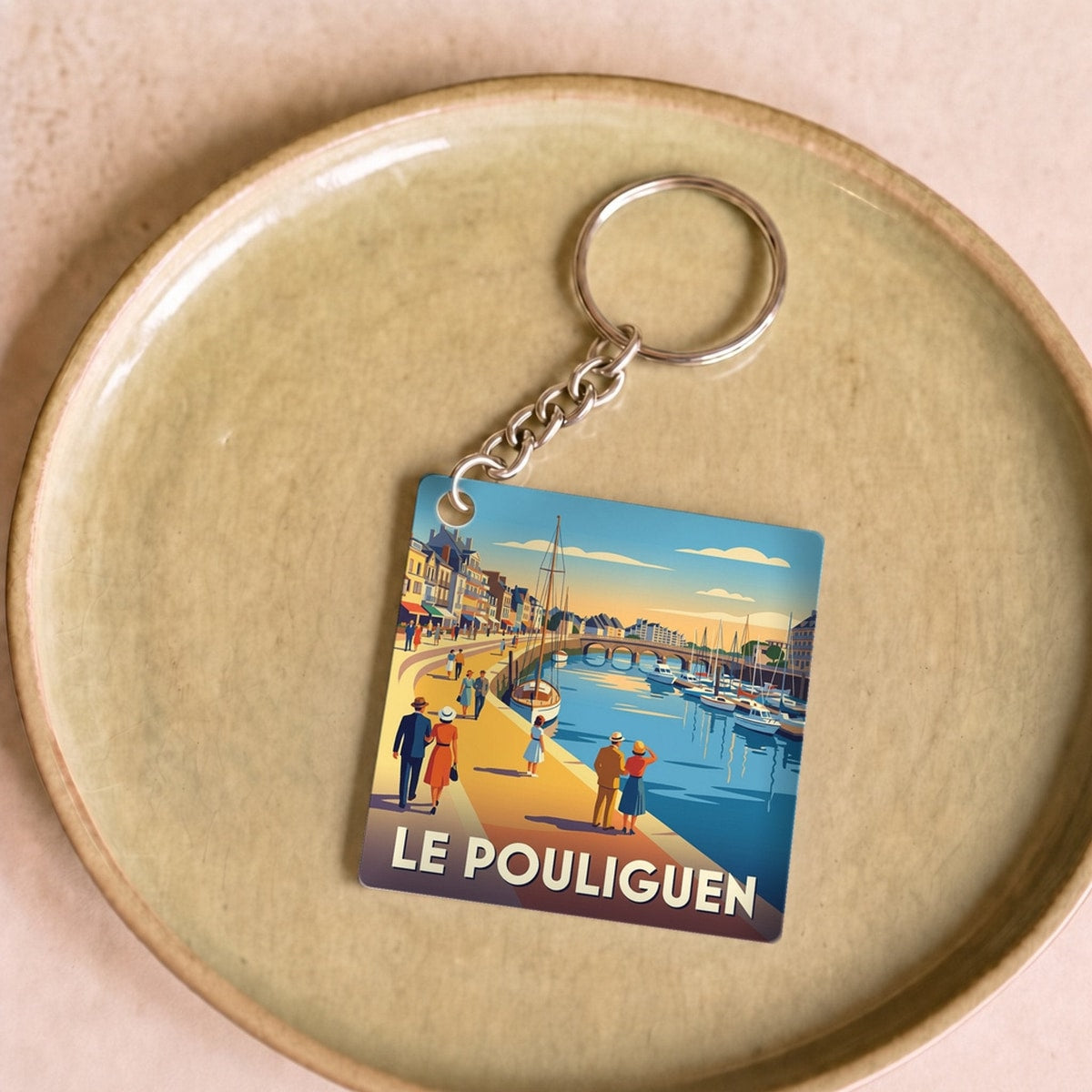 Porte-clés souvenir de la ville de Le Pouliguen avec une illustration stylisée.