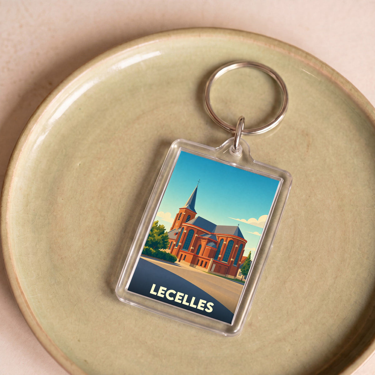 Porte-clés souvenir de la ville de Lecelles avec une illustration stylisée de son église.