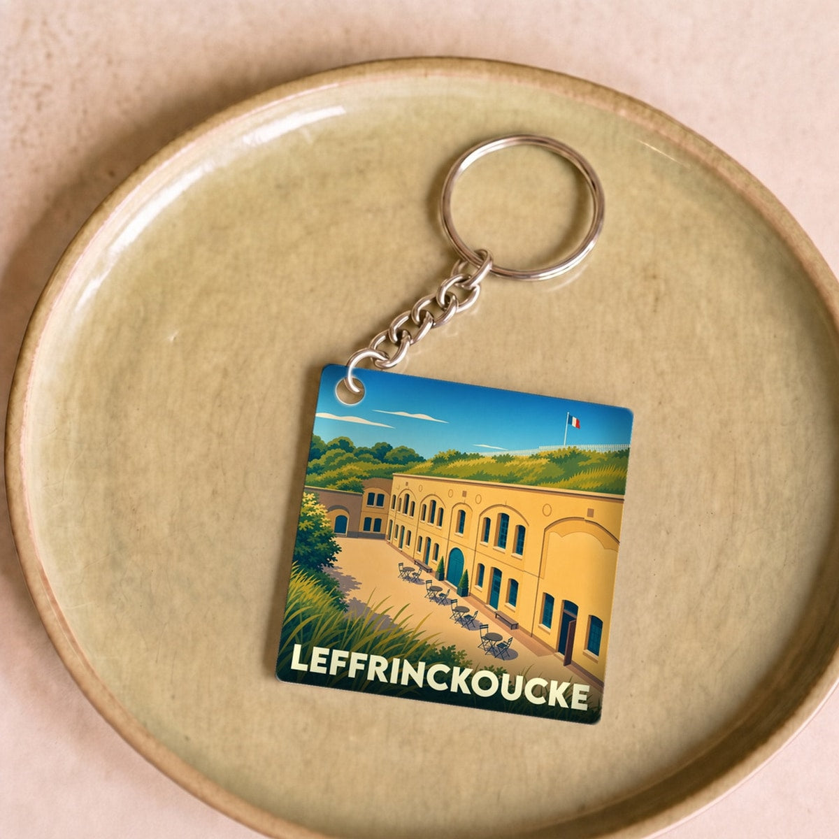 Porte-clés souvenir de la ville de Leffrinckoucke avec une illustration stylisée de son fort.