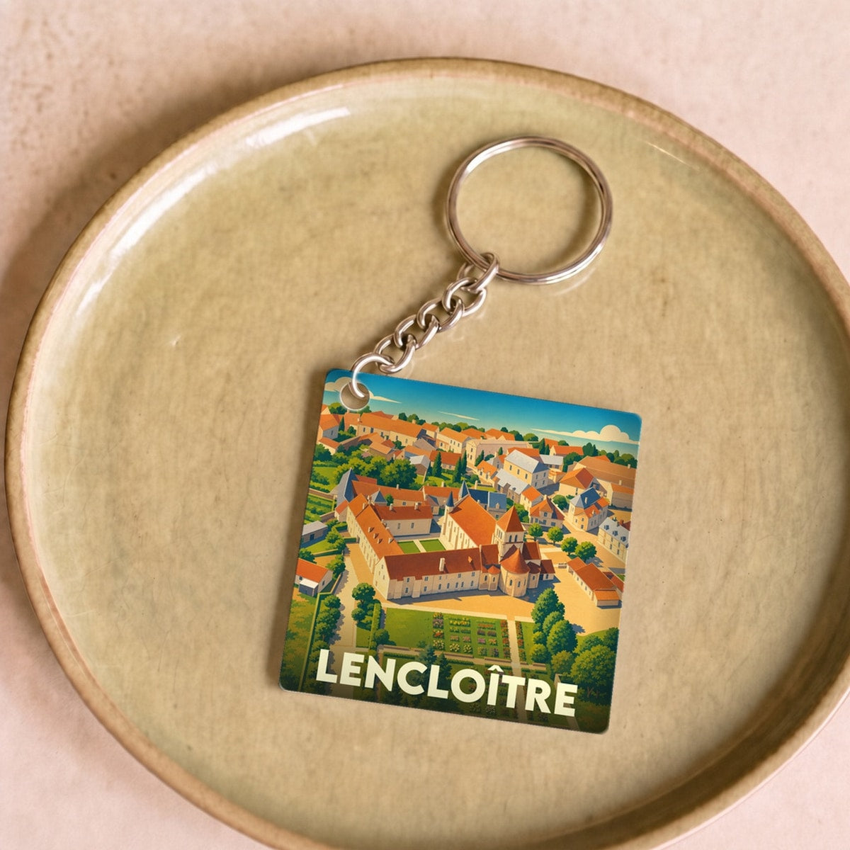 Porte-clés souvenir de la ville de Lencloître avec une illustration stylisée.