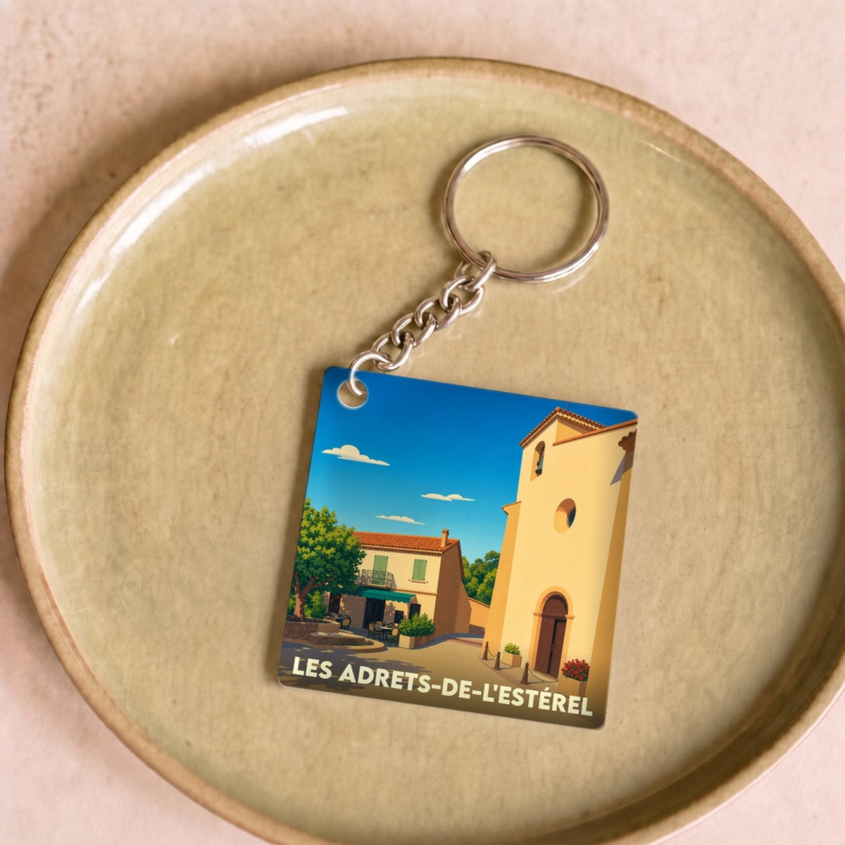 Porte-clés souvenir de la ville de Les Adrets-de-l'Estérel avec une illustration stylisée.