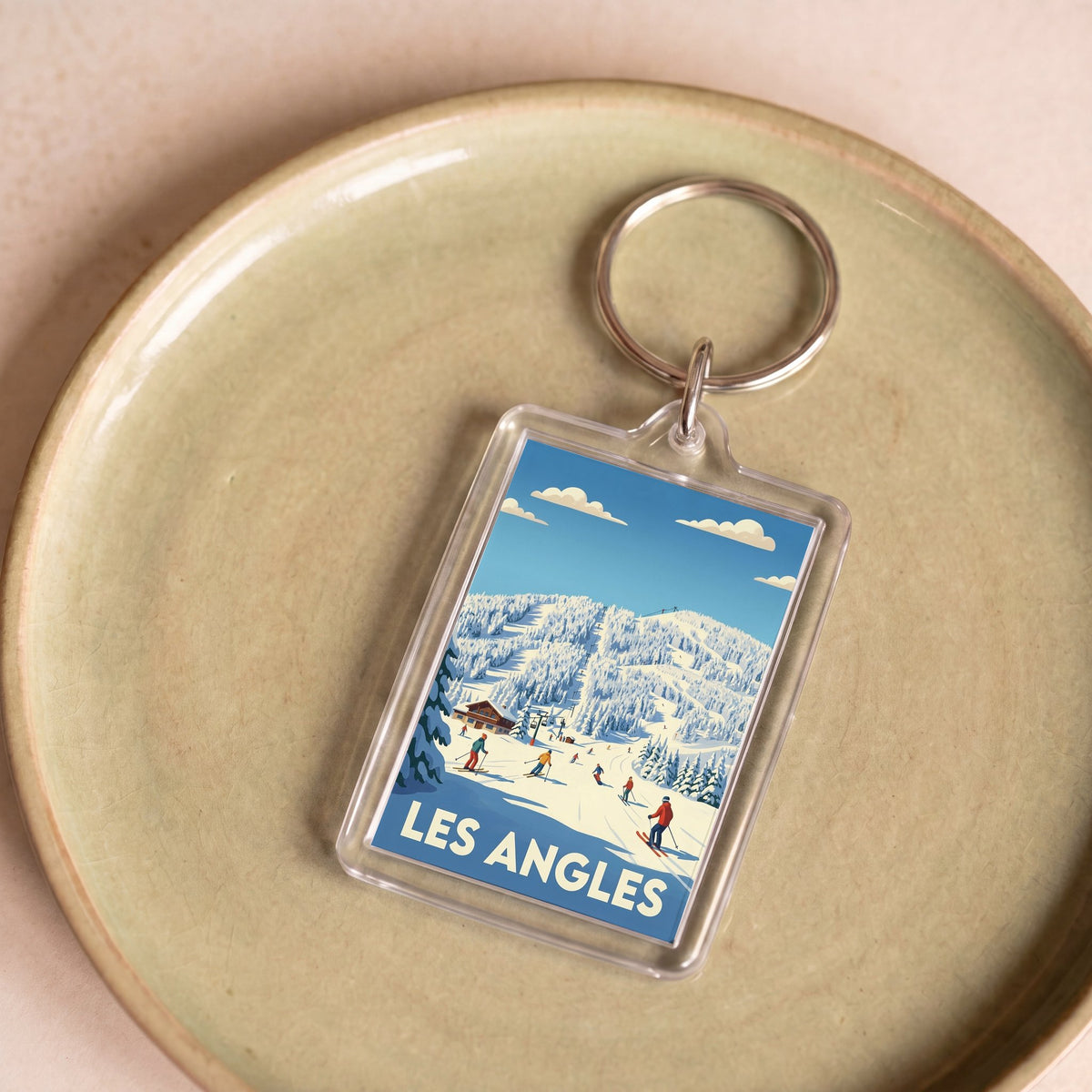 Porte-clés souvenir de la ville de Les Angles avec une illustration de station de ski stylisée.