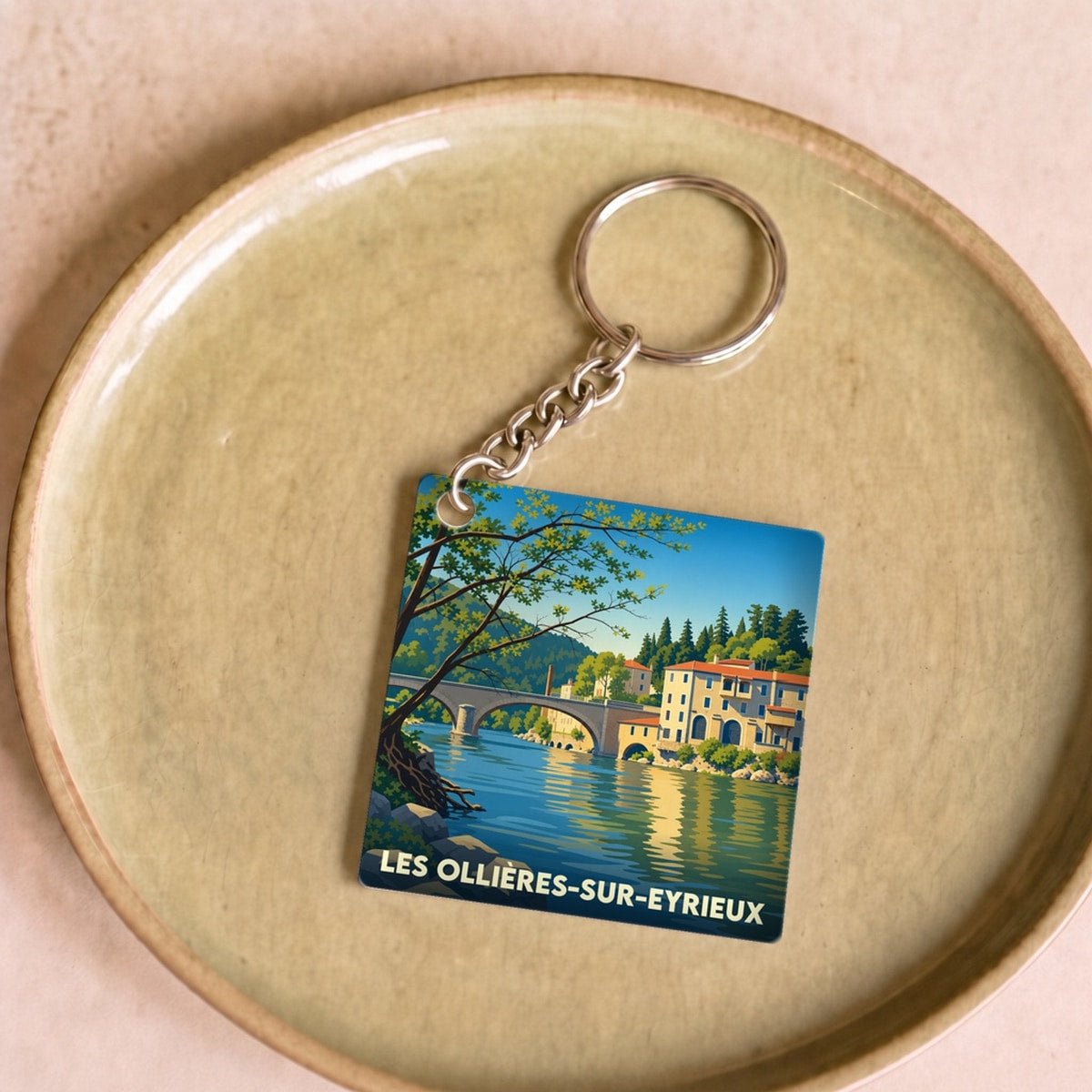 Porte-clés souvenir de la ville de Les Ollières-sur-Eyrieux avec une illustration stylisée.