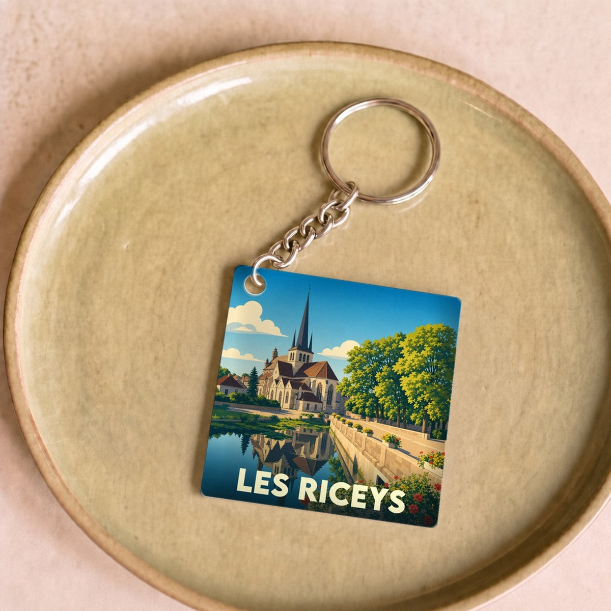 Porte-clés souvenir de la ville de Les Riceys avec une illustration stylisée.