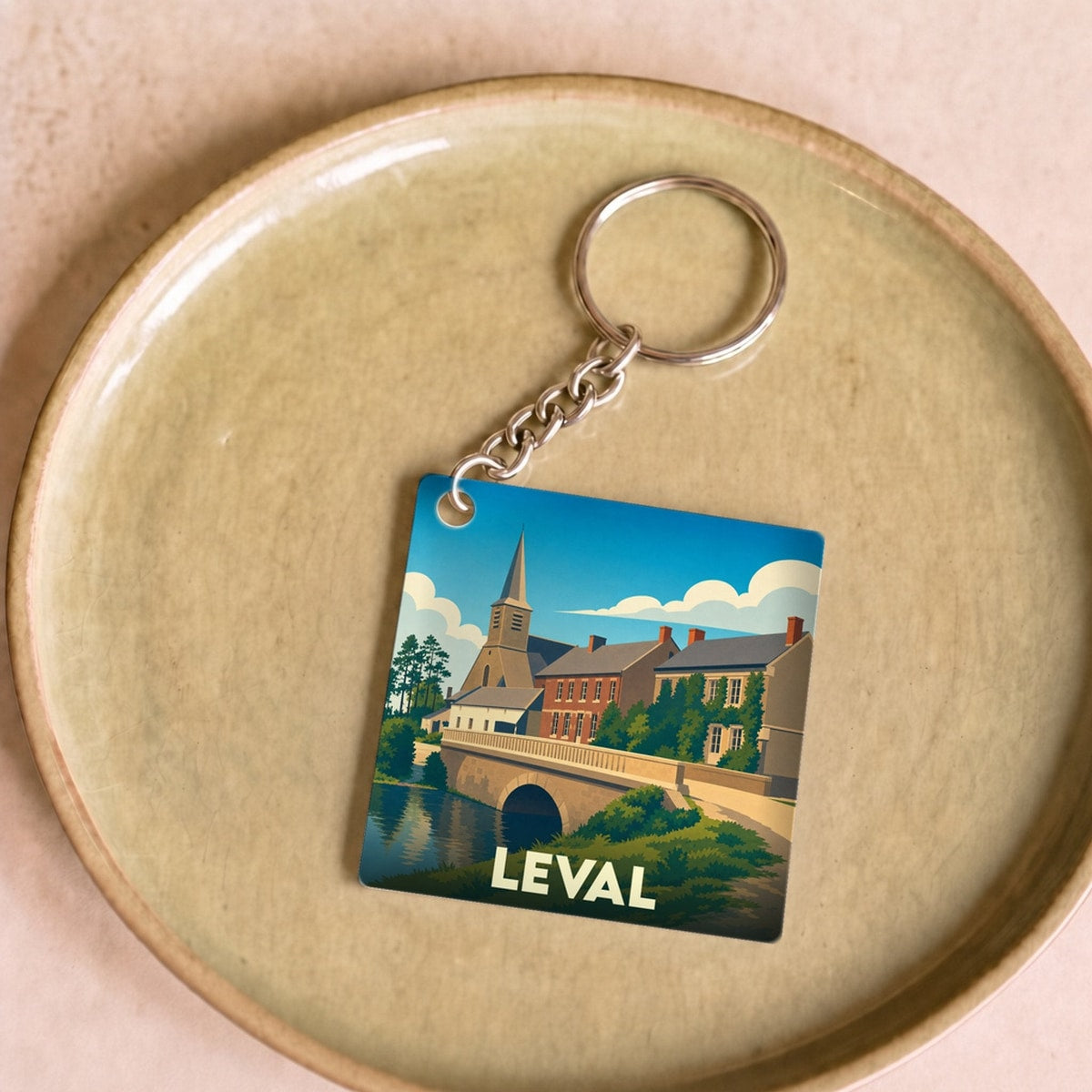Porte-clés souvenir de la ville de Leval avec une illustration stylisée.