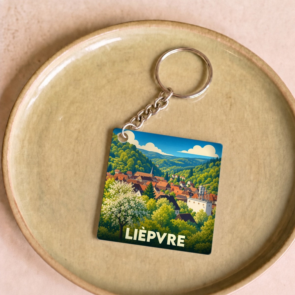 Porte-clés souvenir de la ville de Lièpvre avec une illustration stylisée.