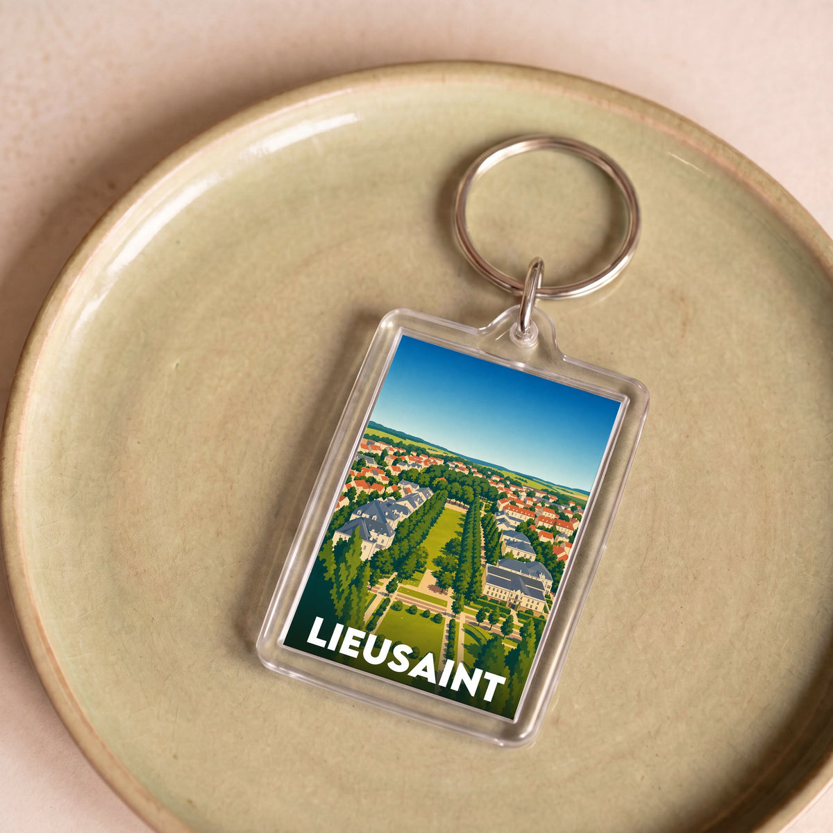 Porte-clés souvenir de la ville de Lieusaint avec une illustration stylisée.