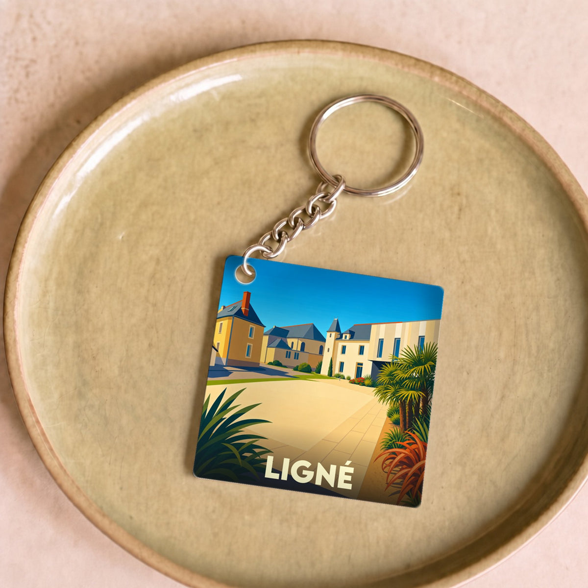 Porte-clés souvenir de la ville de Ligné avec une illustration stylisée.