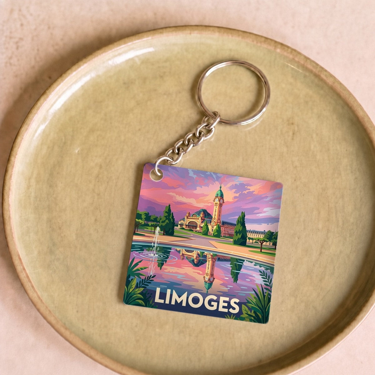 Porte-clés souvenir de la ville de Limoges avec une illustration stylisée et colorée.