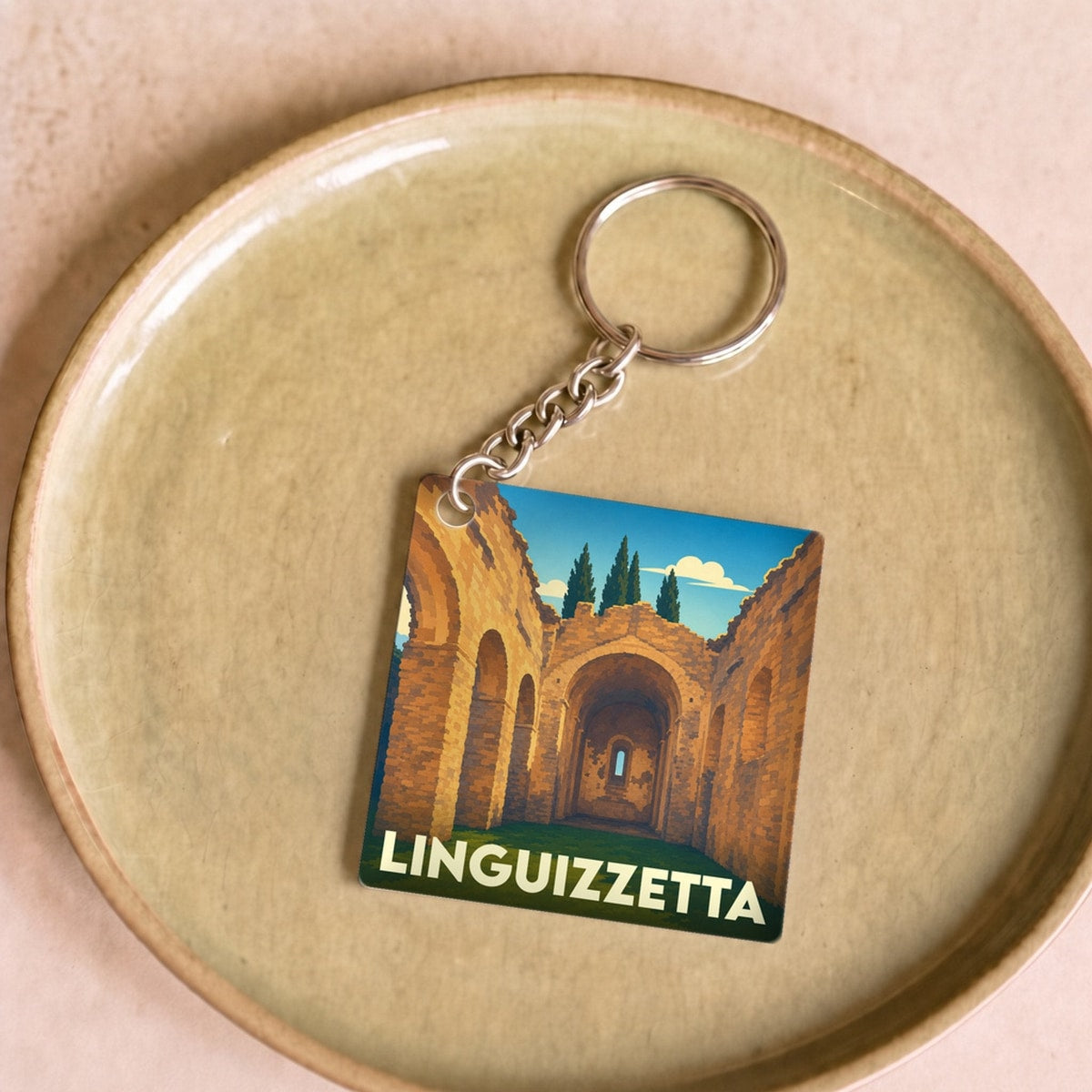Porte-clés souvenir de la ville de Linguizzetta avec une illustration stylisée d'anciennes ruines corses.