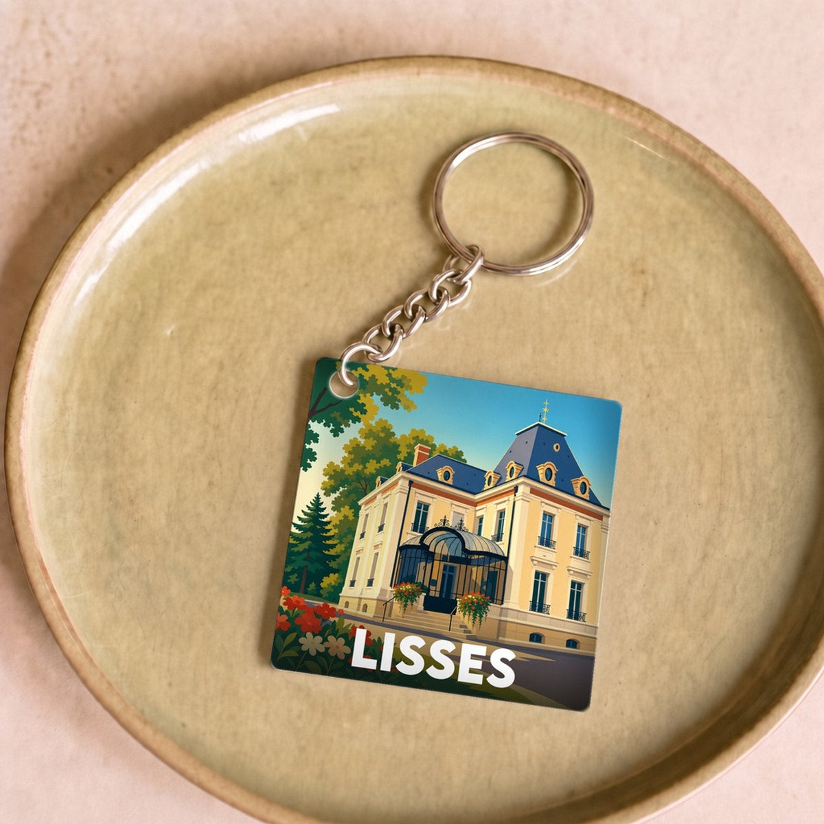 Porte-clés souvenir de la ville de Lisses avec une illustration stylisée de son hôtel de ville.