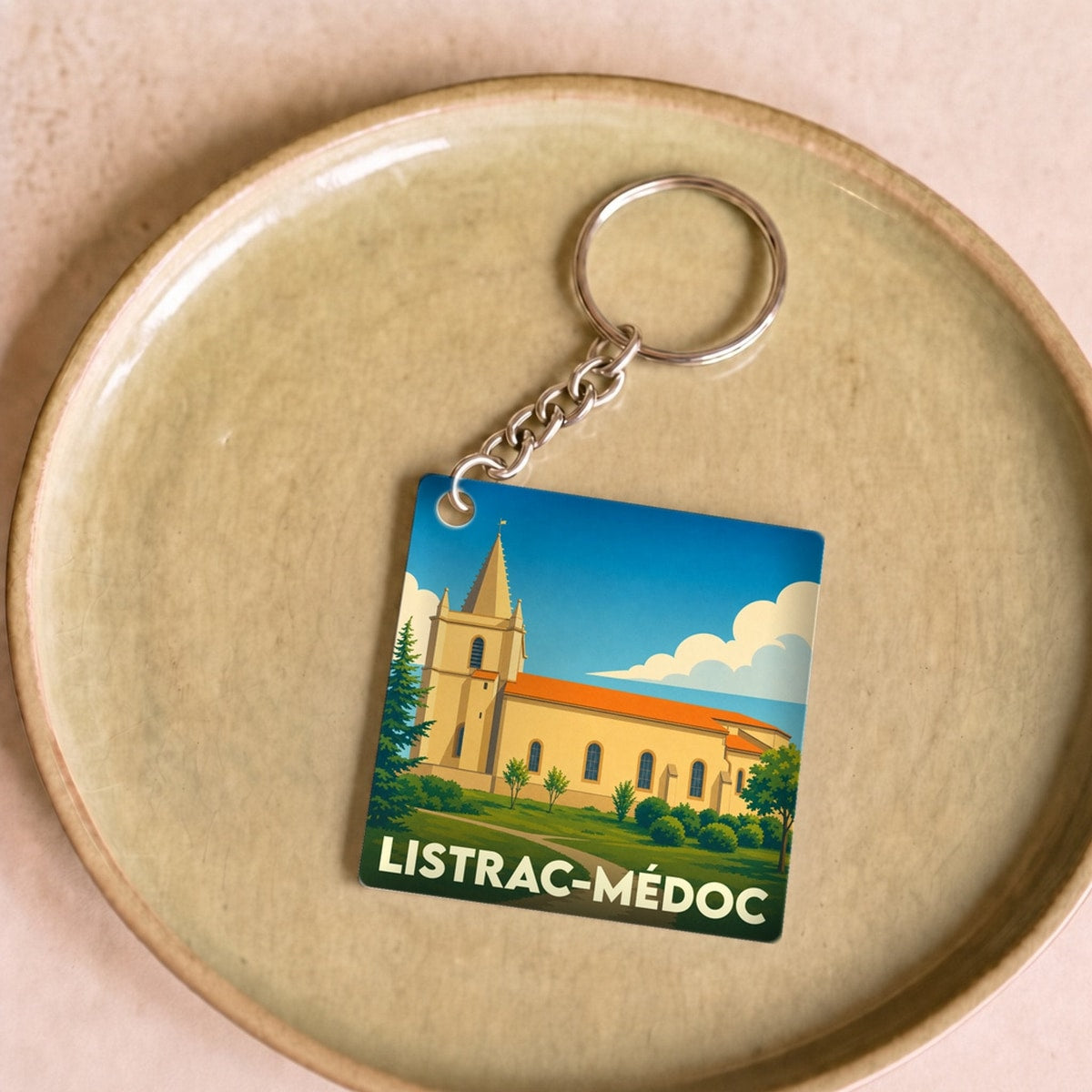 Porte-clés souvenir de la ville de Listrac-Médoc avec une illustration stylisée.