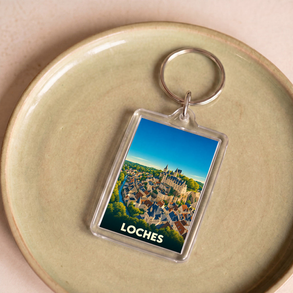 Porte-clés souvenir de la ville de Loches avec une illustration stylisée vue du ciel.