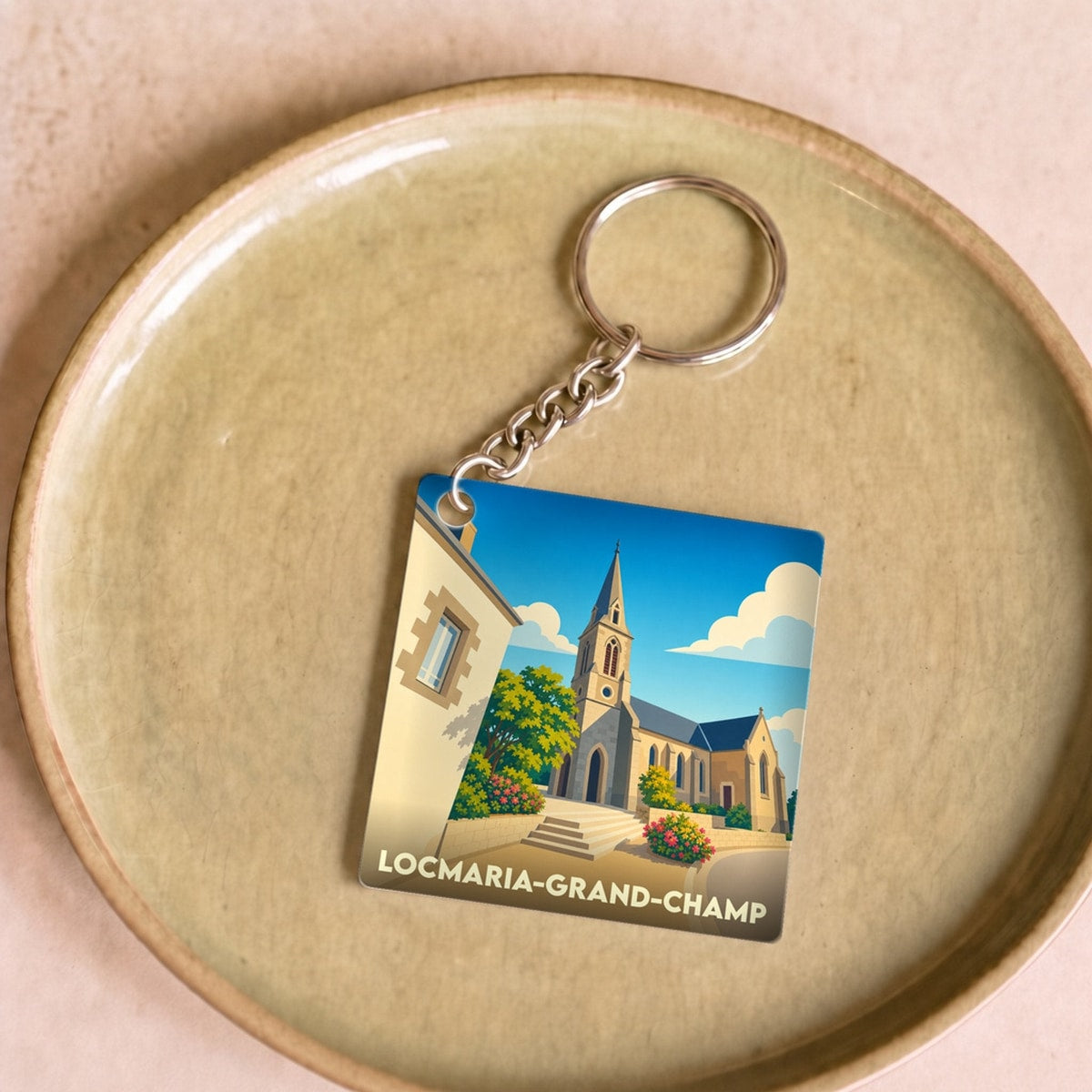 Porte-clés souvenir de la ville de Locmaria-Grand-Champ avec une illustration stylisée de son église.