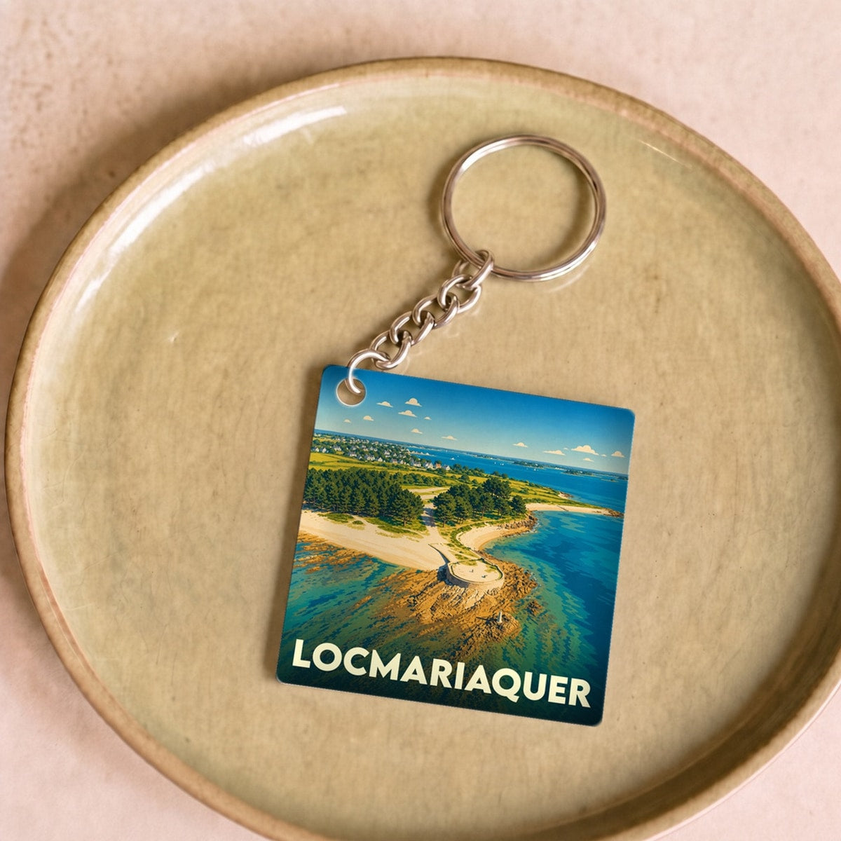 Porte-clés souvenir de la ville de Locmariaquer avec une illustration aérienne stylisée de sa côte.
