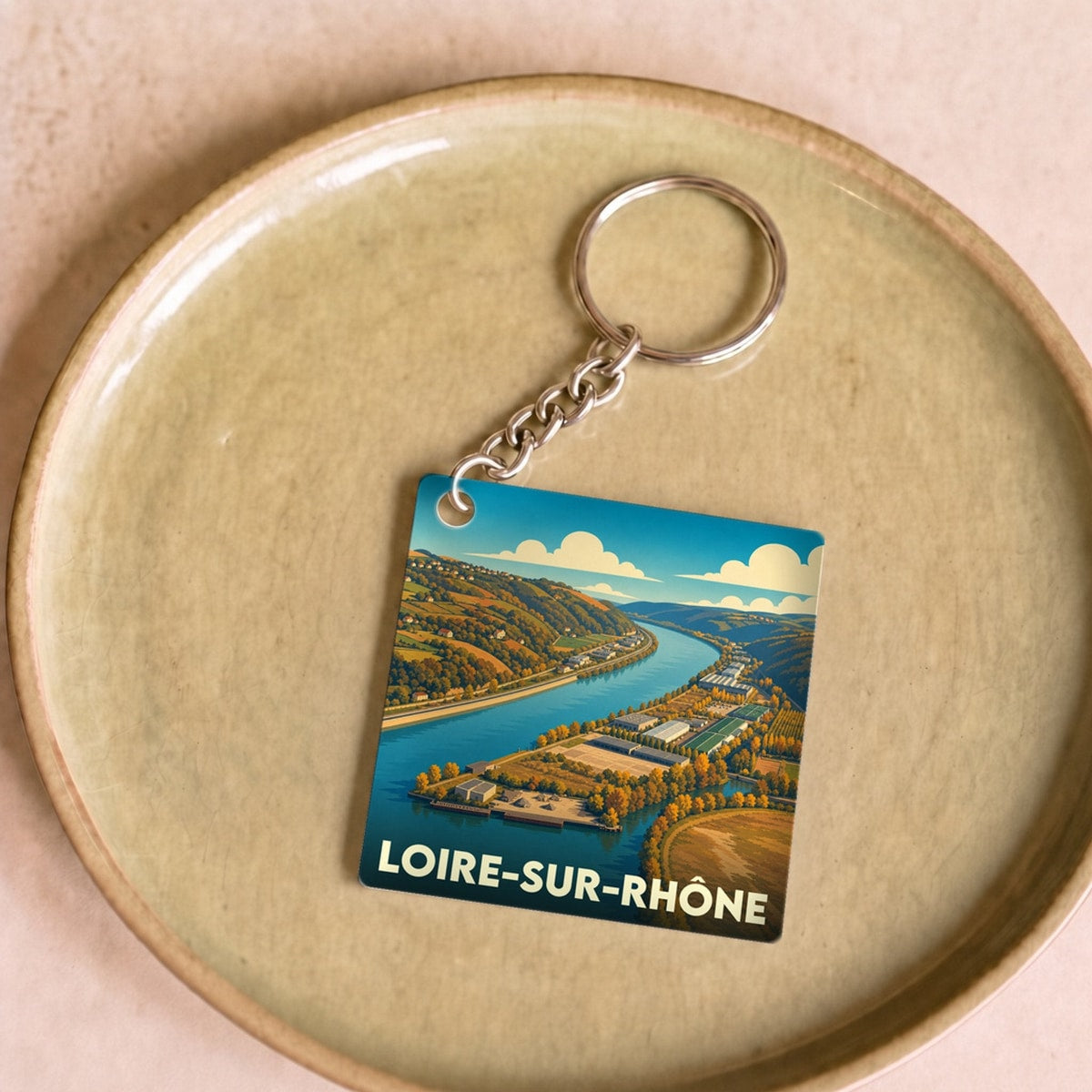 Porte-clés souvenir de la ville de Loire-sur-Rhône avec une illustration stylisée.
