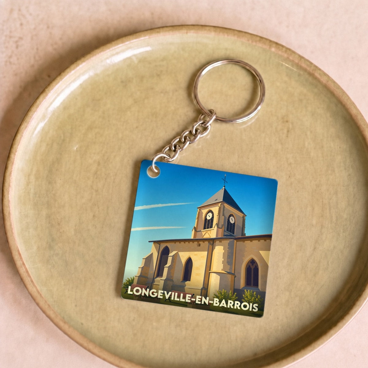 Porte-clés souvenir de la ville de Longeville-en-Barrois avec une illustration stylisée de son église.