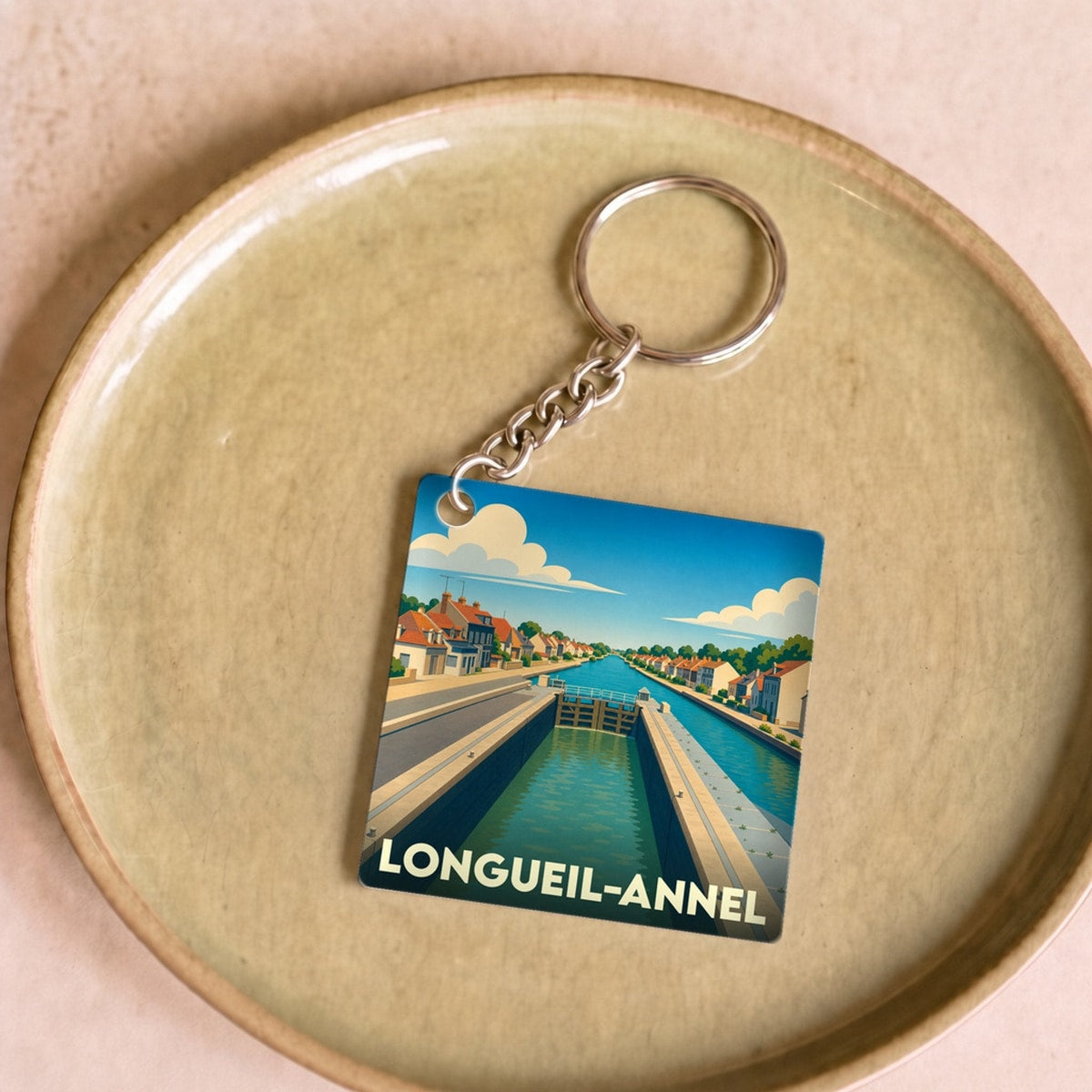 Porte-clés souvenir de la ville de Longueil-Annel avec une illustration stylisée de son canal.