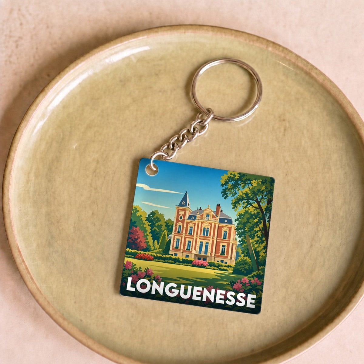 Porte-clés souvenir de la ville de Longuenesse avec une illustration stylisée de son château.