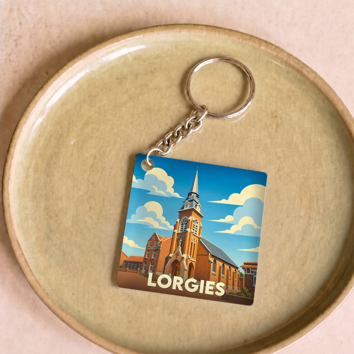 Porte-clés souvenir de la ville de Lorgies avec une illustration stylisée de son église.