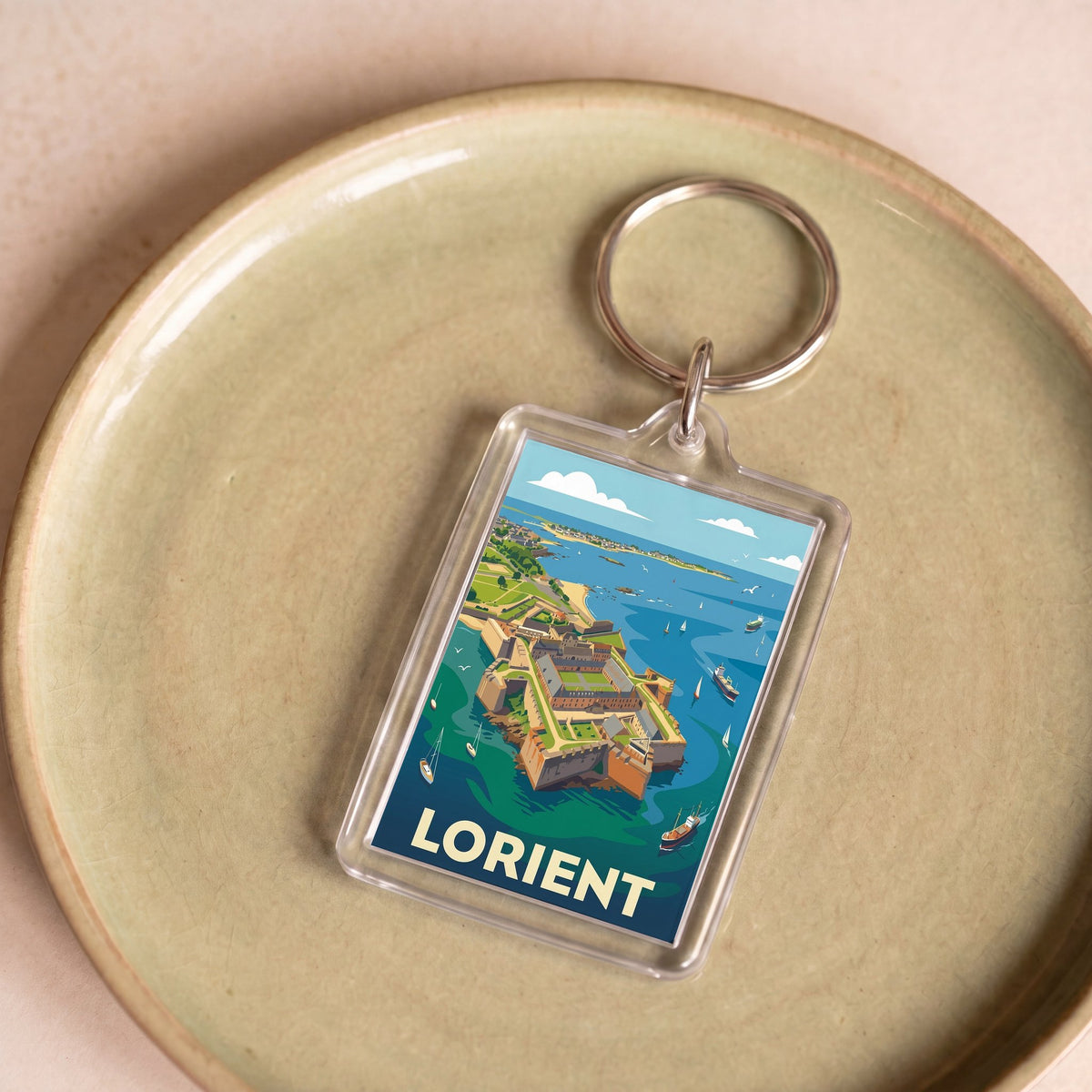Porte-clés souvenir de la ville de Lorient avec une illustration stylisée.