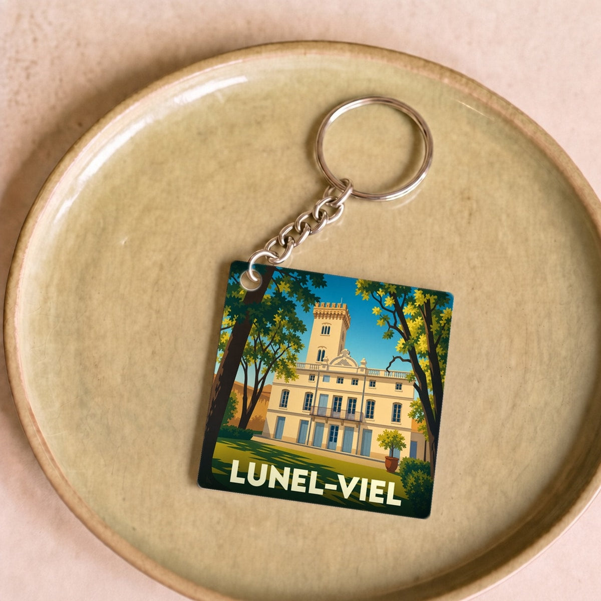 Porte-clés souvenir de la ville de Lunel-Viel avec une illustration stylisée de son château.