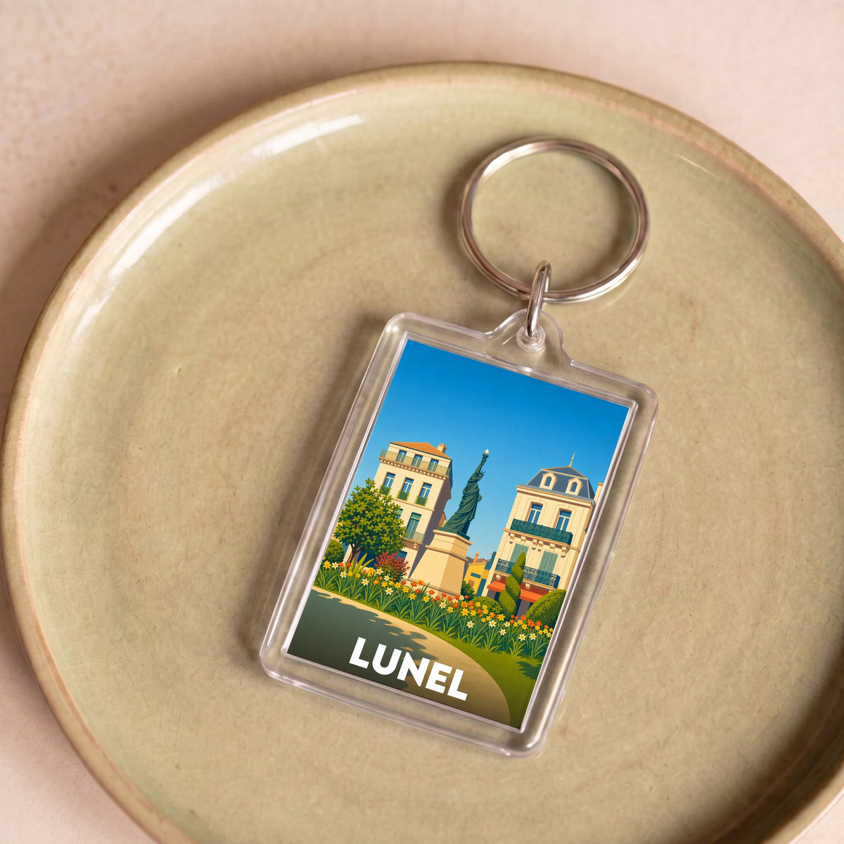 Porte-clés souvenir de la ville de Lunel avec une illustration colorée et stylisée.