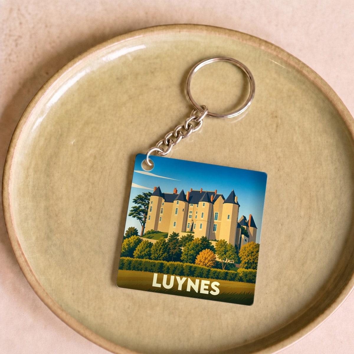 Porte-clés souvenir de la ville de Luynes avec une illustration stylisée de son château.