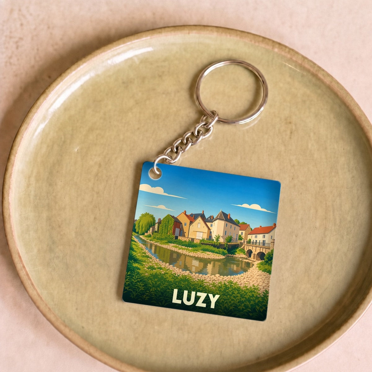 Porte-clés souvenir de la ville de Luzy avec une illustration stylisée.